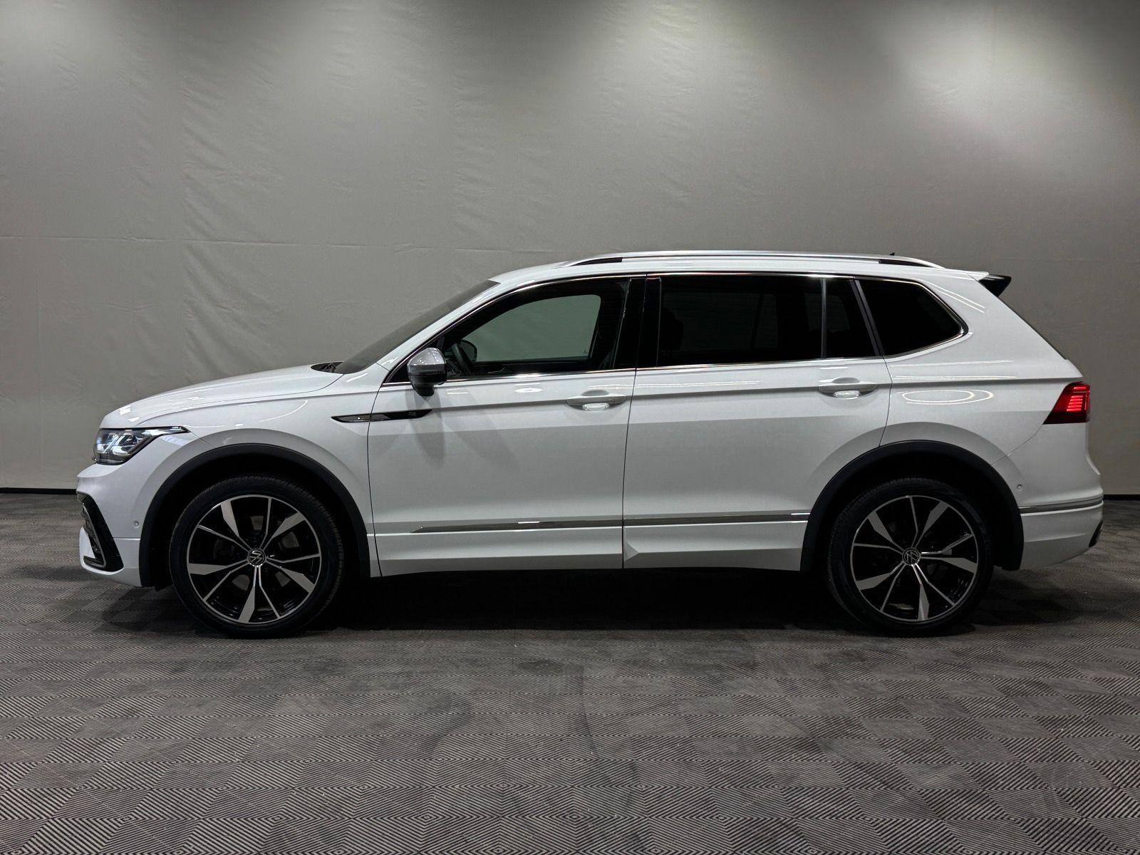 Volkswagen Tiguan Allspace R-Line 2.0 TDI DSG 4M | AHK ACC foto 3