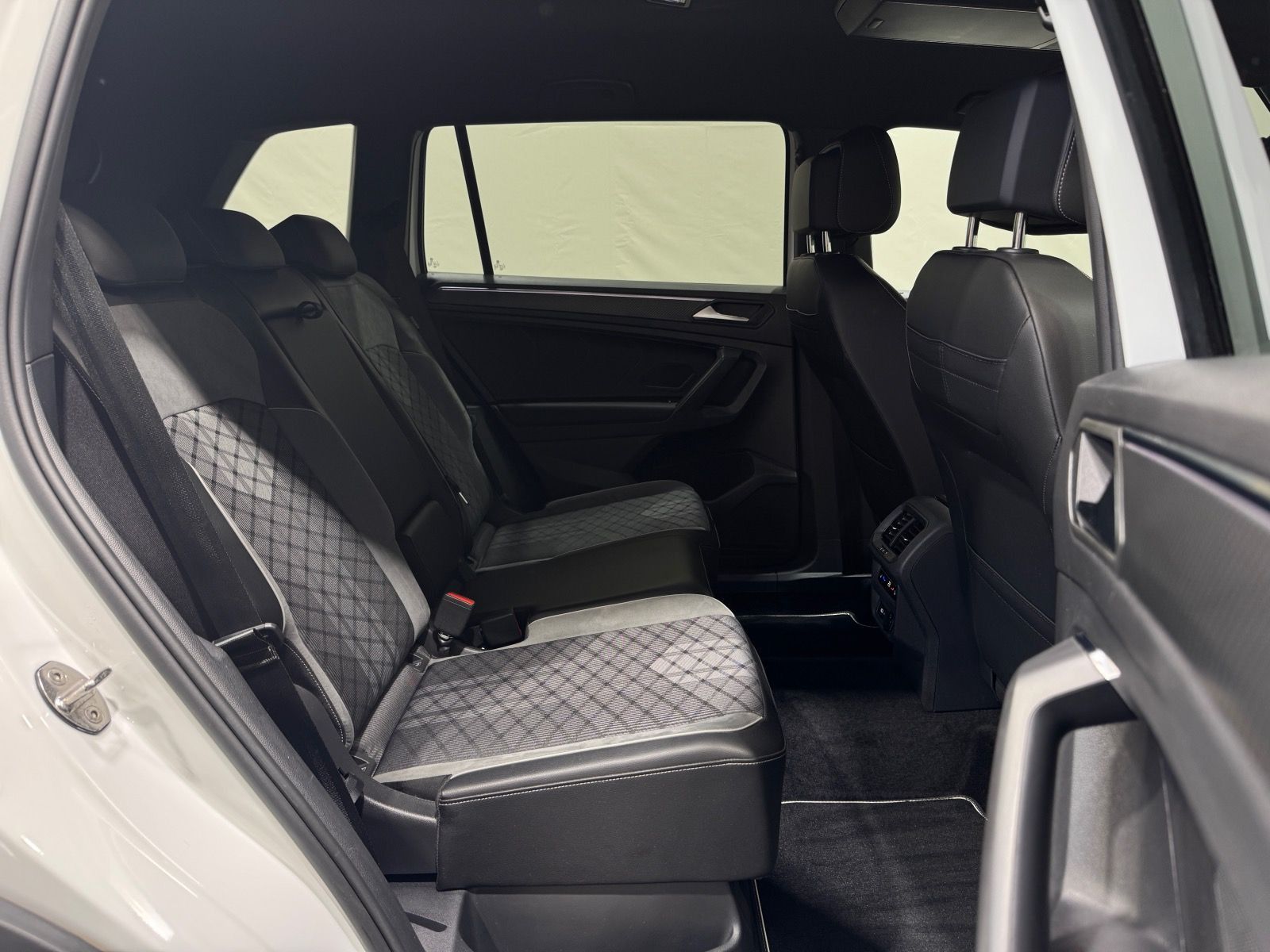 Volkswagen Tiguan Allspace R-Line 2.0 TDI DSG 4M | AHK ACC foto 24