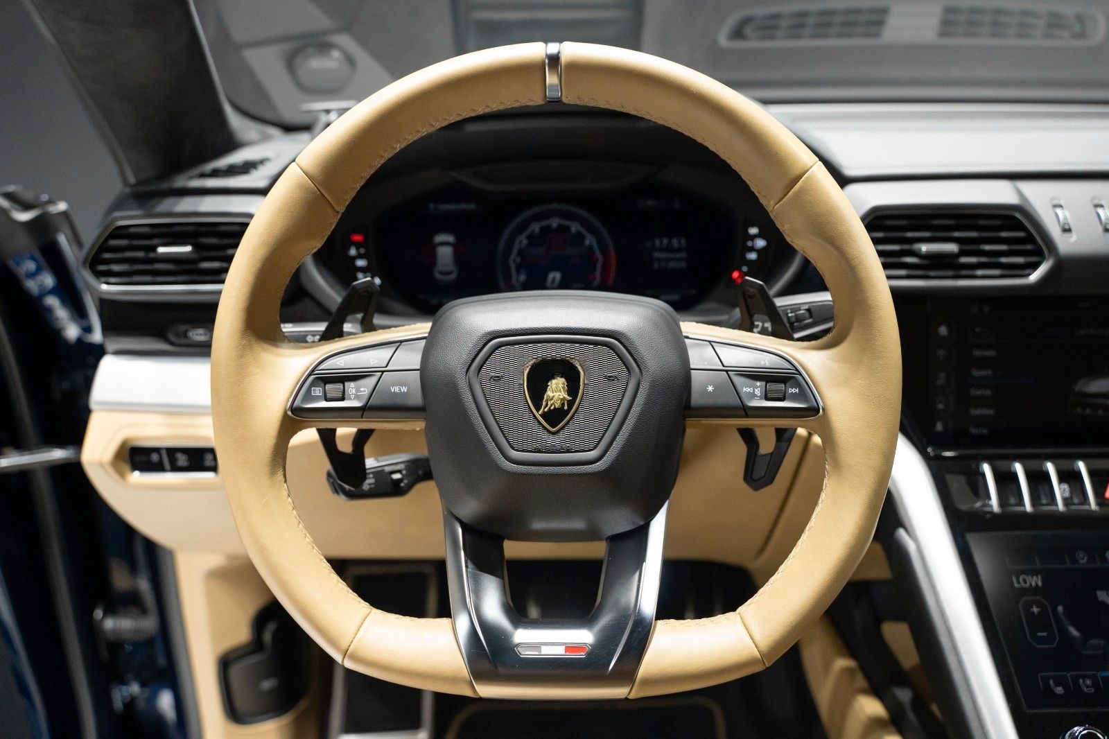 Lamborghini Urus 1 Hand Unfallfrei 5 Sitzer ADAS Pano B&O foto 18