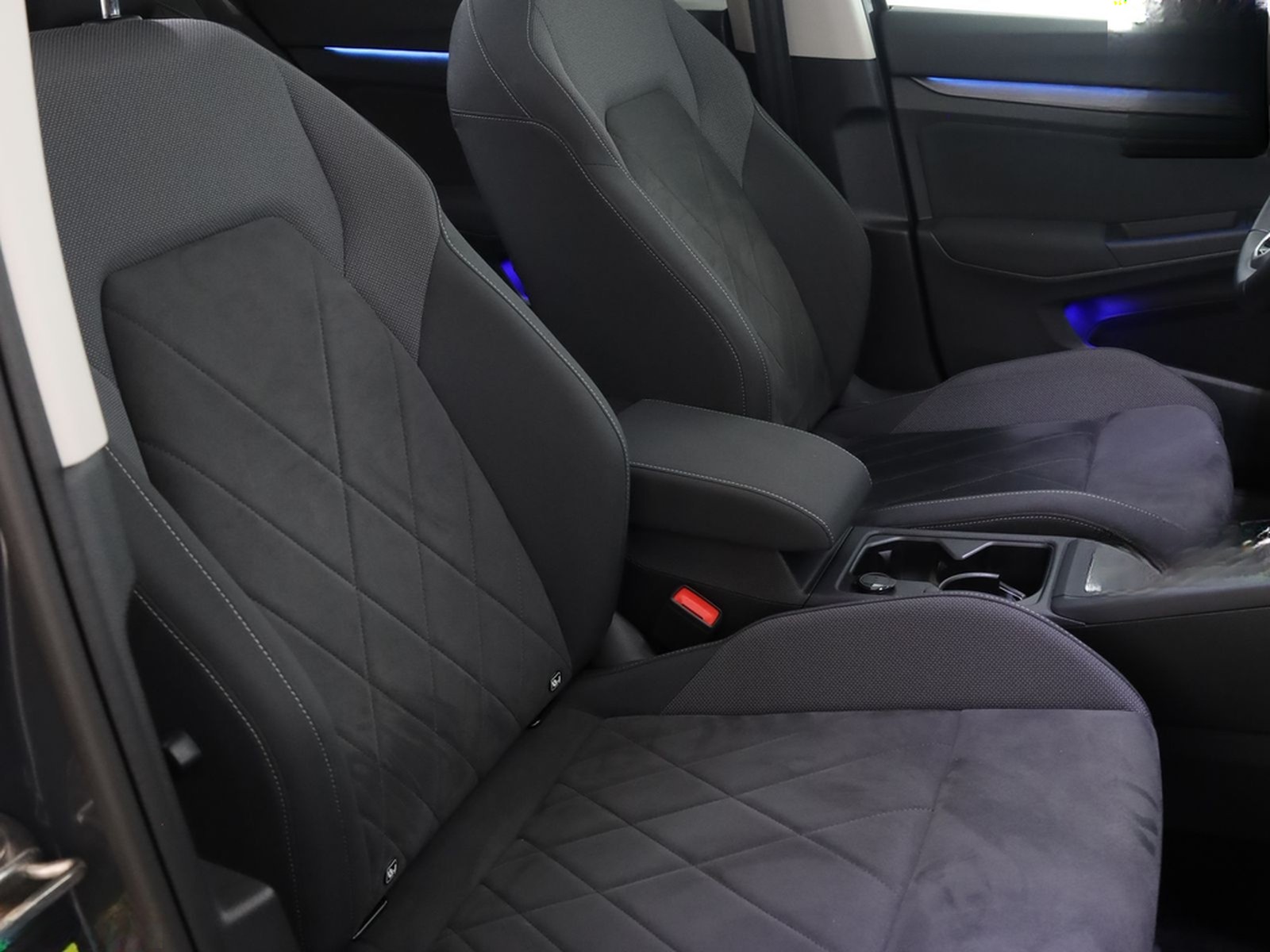 Volkswagen Golf VIII 1.5 eTSI STYLE MATRIX,STANDHZ,HUD,ACC foto 11