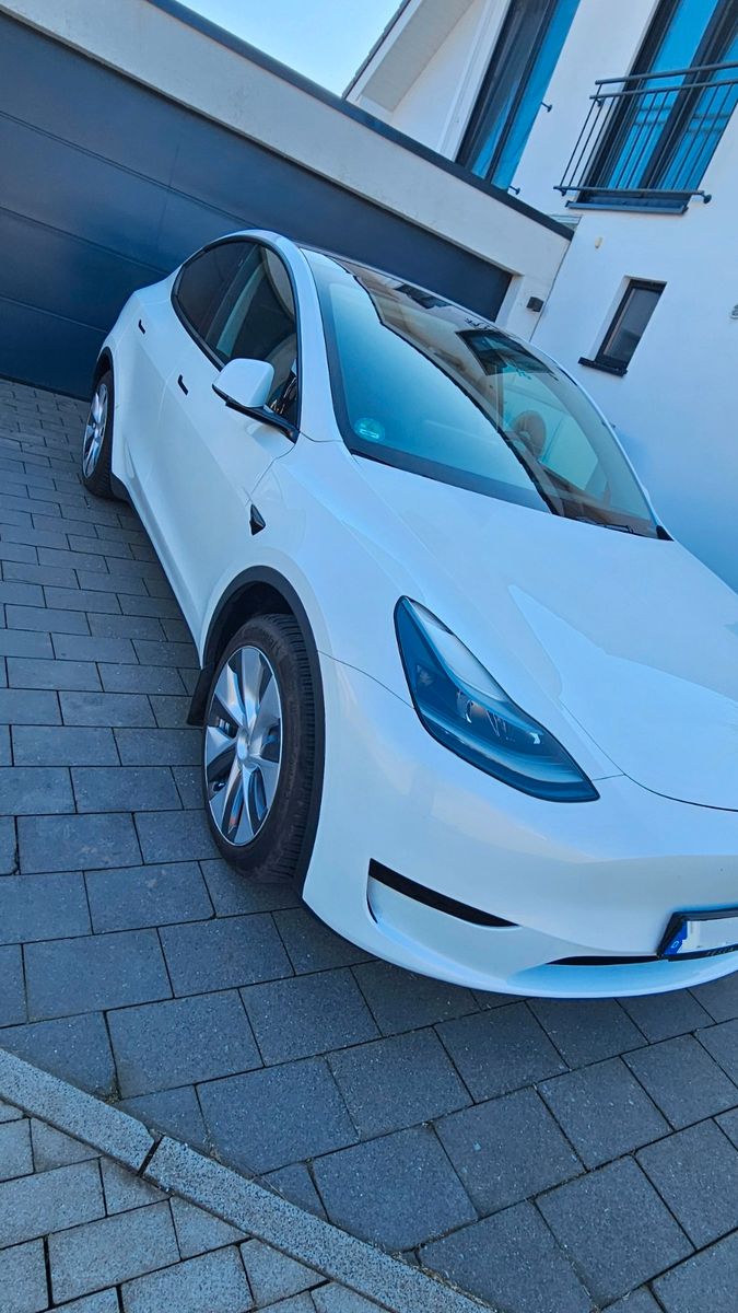 Tesla Model Y foto 2