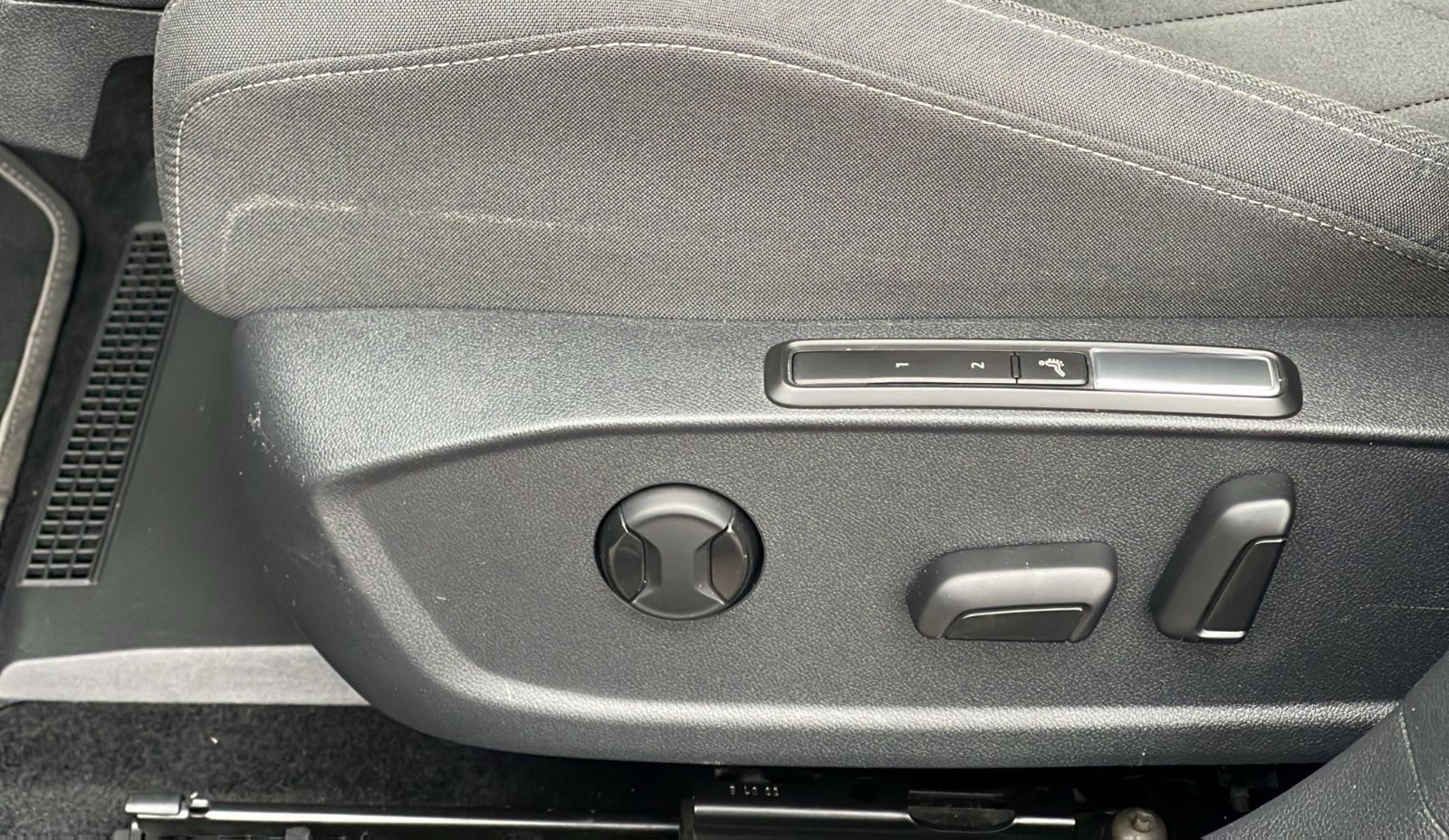 Volkswagen Golf 1,5 eTSI AUTOM PANORA ACC SCHECKHE GARANTIE foto 44
