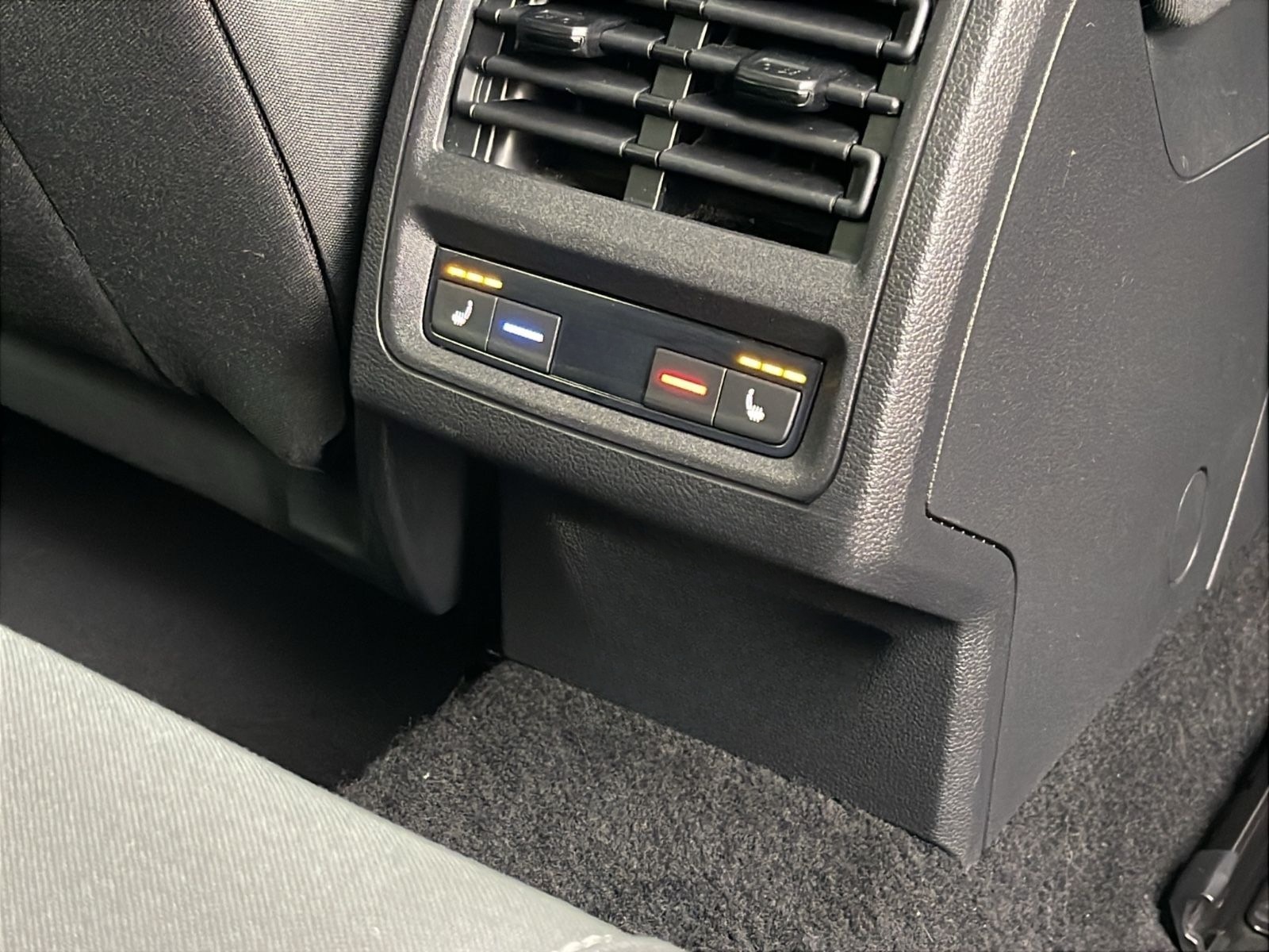 Volkswagen Golf 1,5 eTSI AUTOM PANORA ACC SCHECKHE GARANTIE foto 46