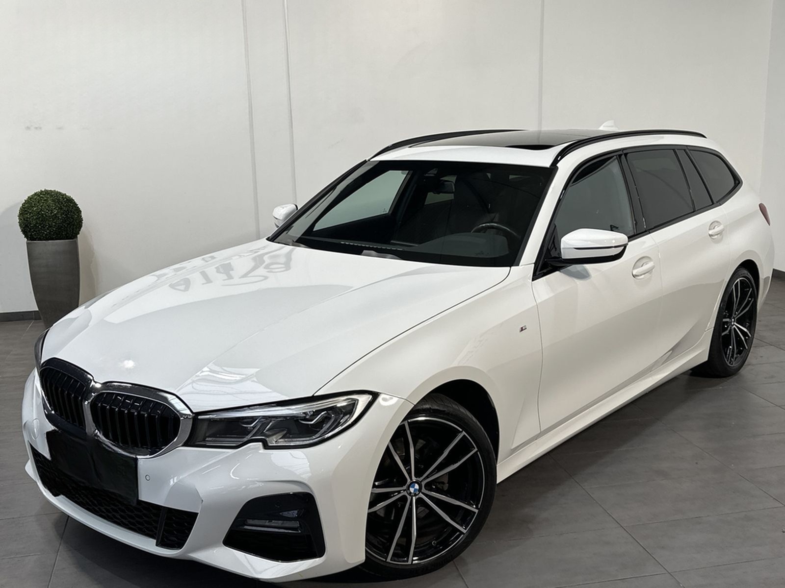 BMW 320d Touring xDrive M-Sport NAV+LASER+H&K+PANORA foto 2