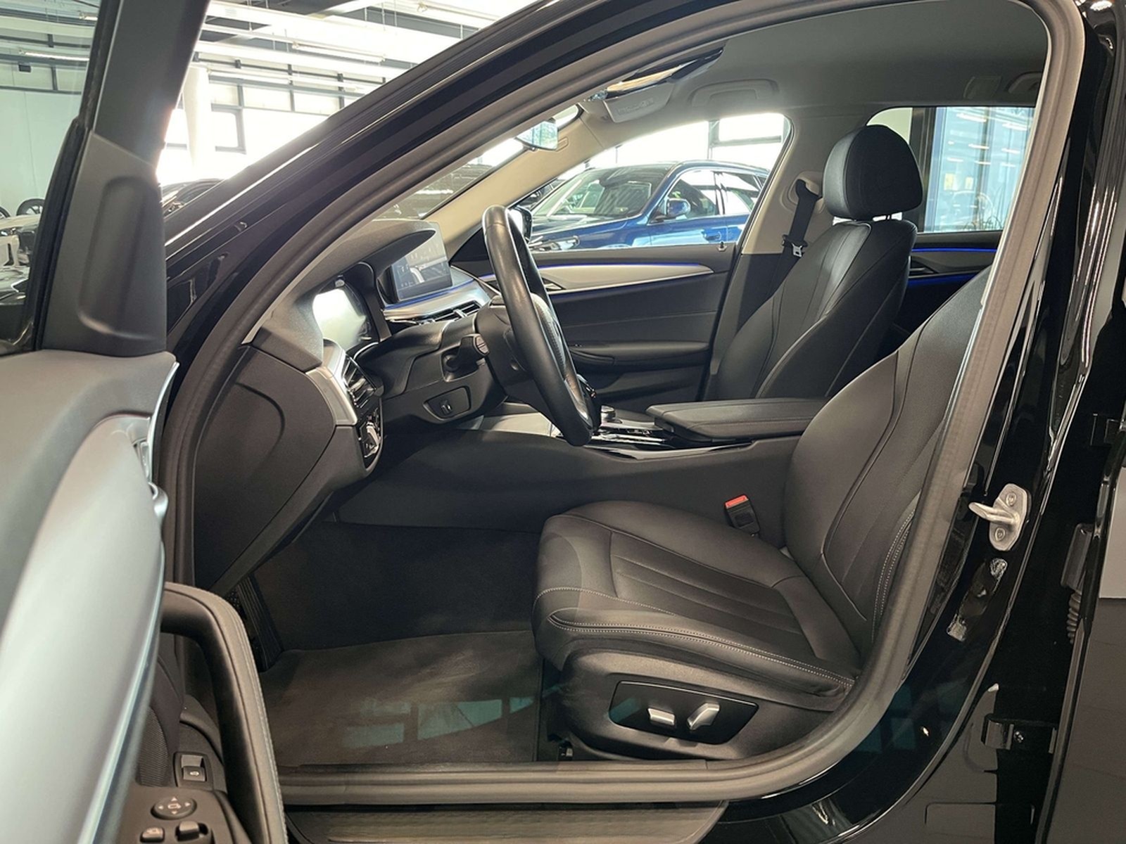 BMW 520i Touring ACC RFK NAVI LED PDC V+H DAB LM foto 16