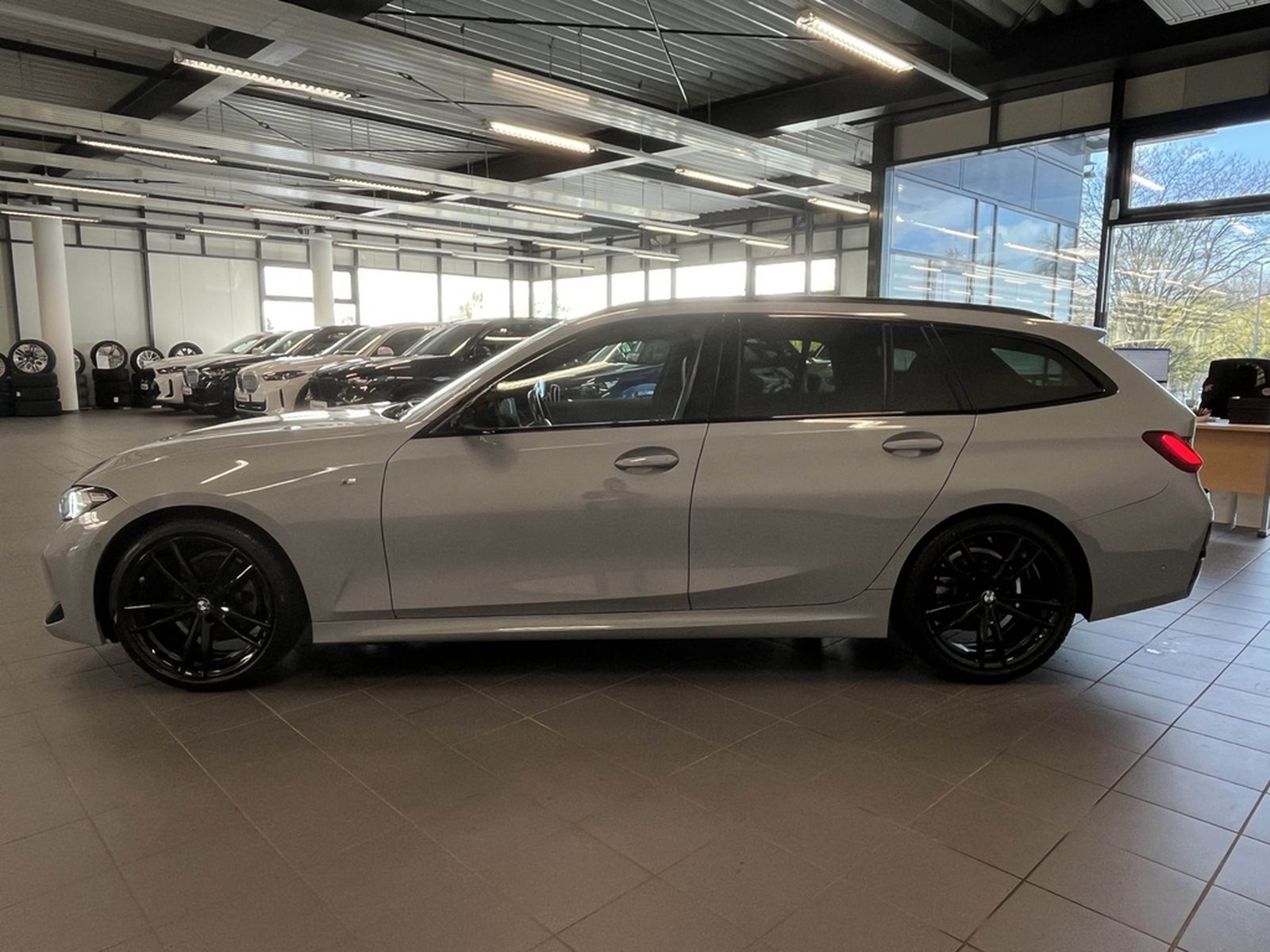 BMW 320i M Sport HUD RFK NAVI LED Sound Syst. DAB foto 2