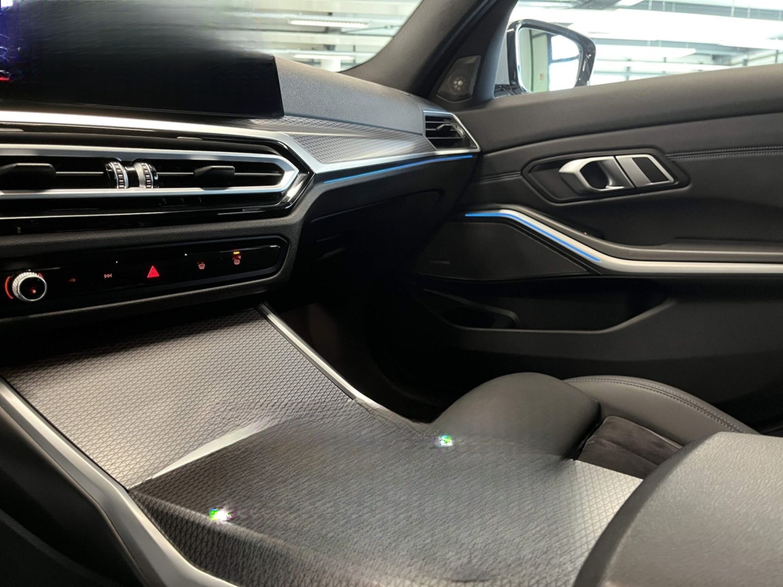 BMW 320i M Sport HUD RFK NAVI LED Sound Syst. DAB foto 16