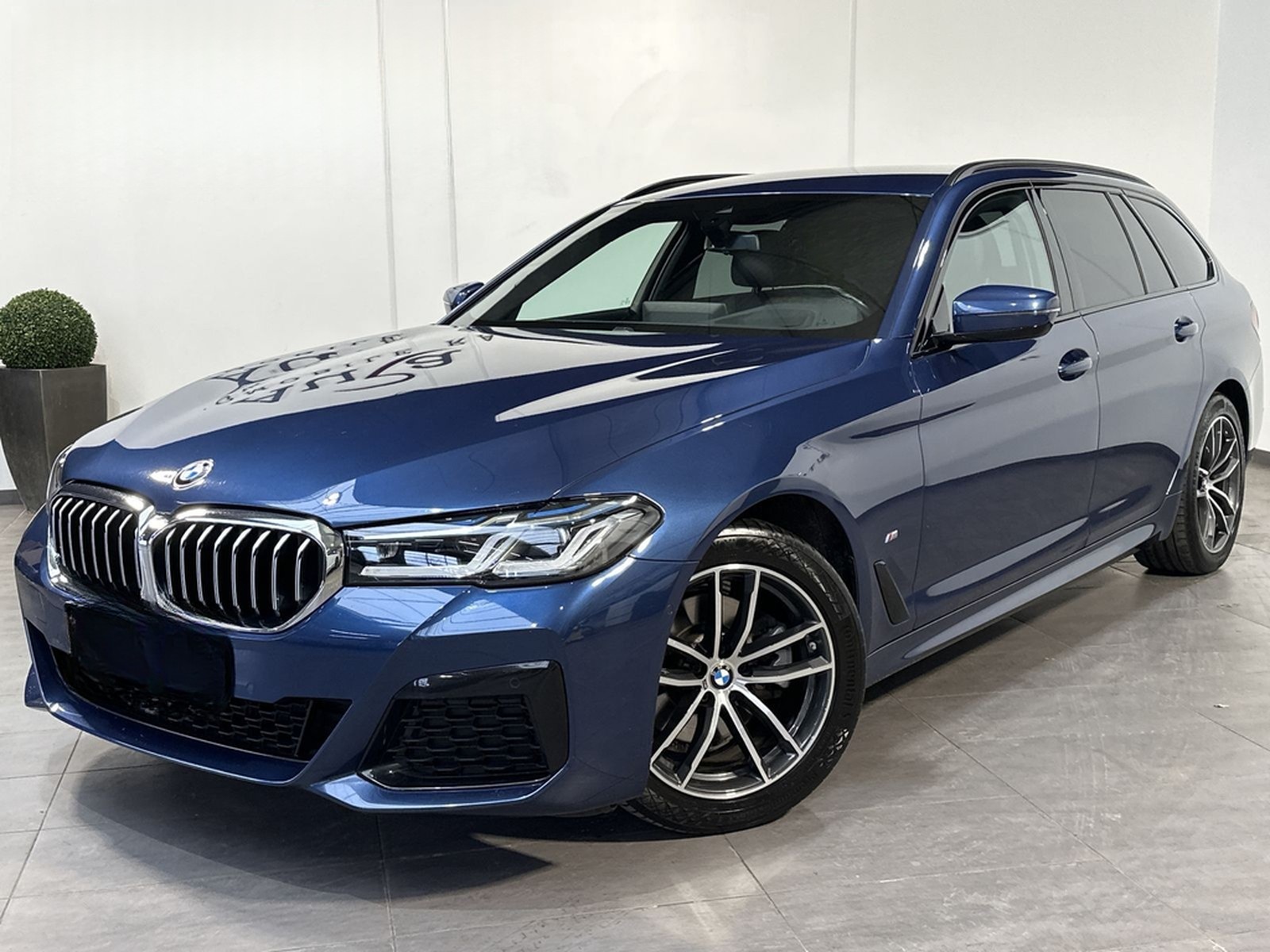 BMW 520d Touring xDrive M-Sport NAV+LASER+AHK+HEADUP foto 2
