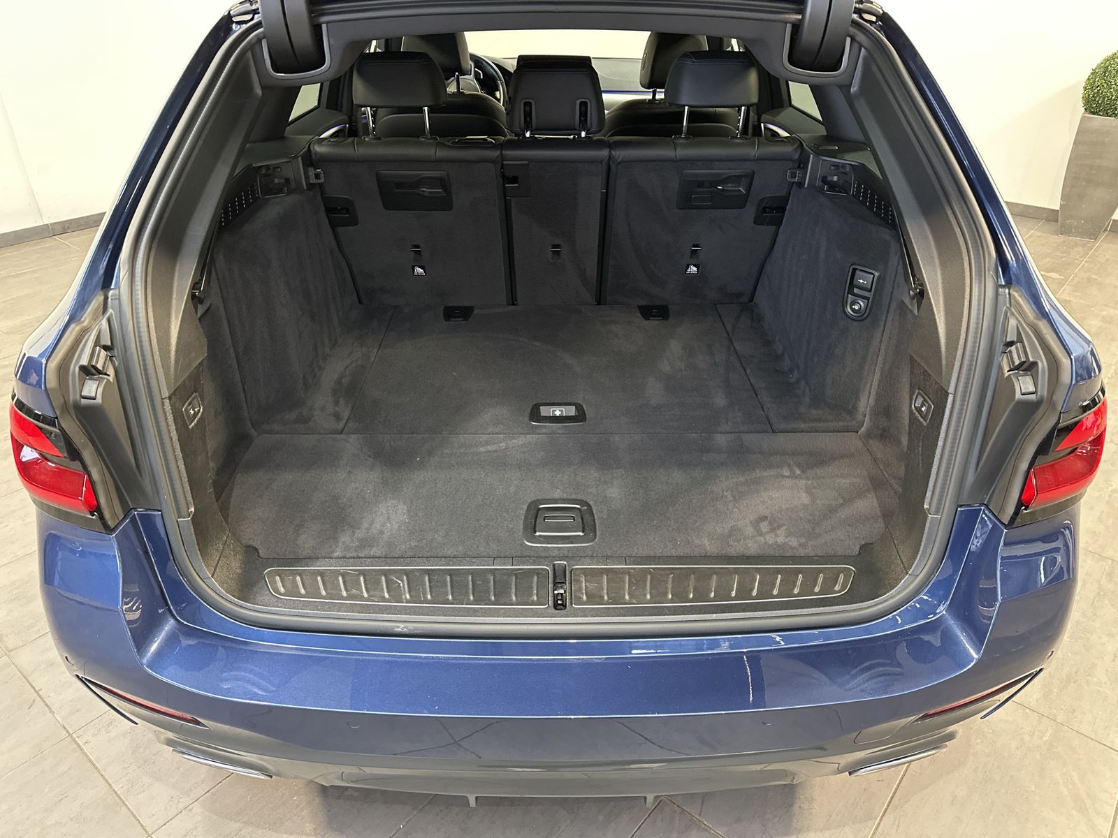 BMW 520d Touring xDrive M-Sport NAV+LASER+AHK+HEADUP foto 6