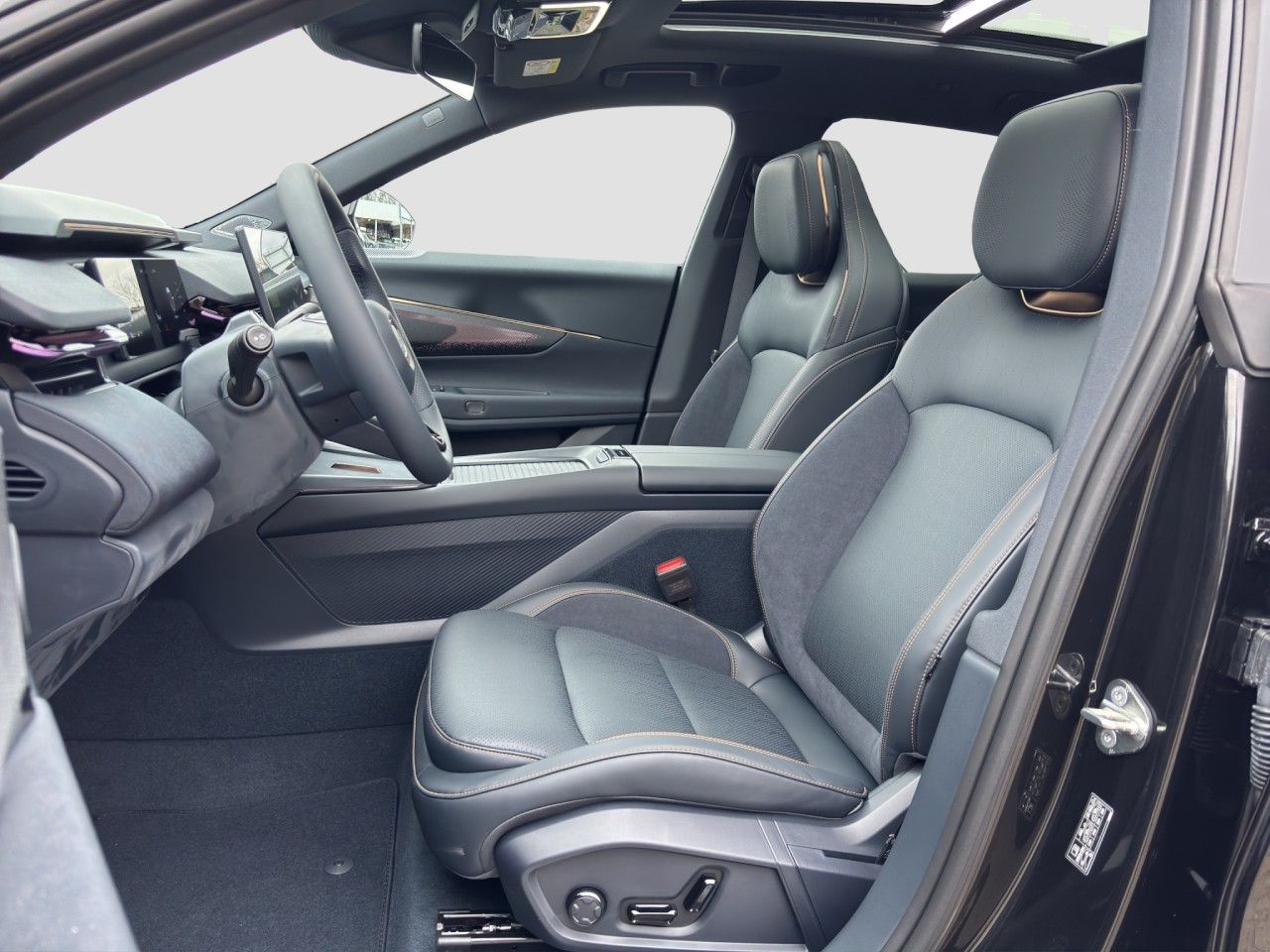 Lynk&Co 08 More Plug-In Hybrid / Pano / Matrix / 360Grad foto 13