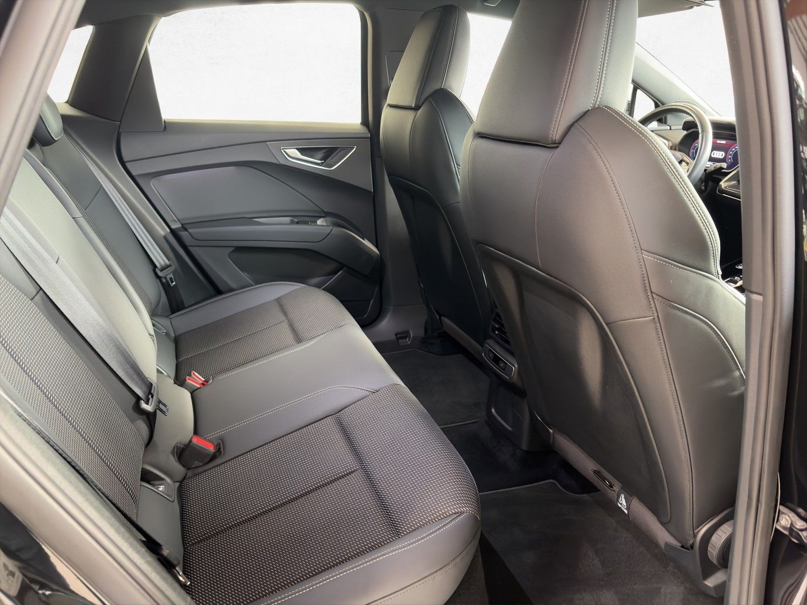 Audi Q4 e-tron Sportback S line 40 150 kW /Navi/LED foto 10
