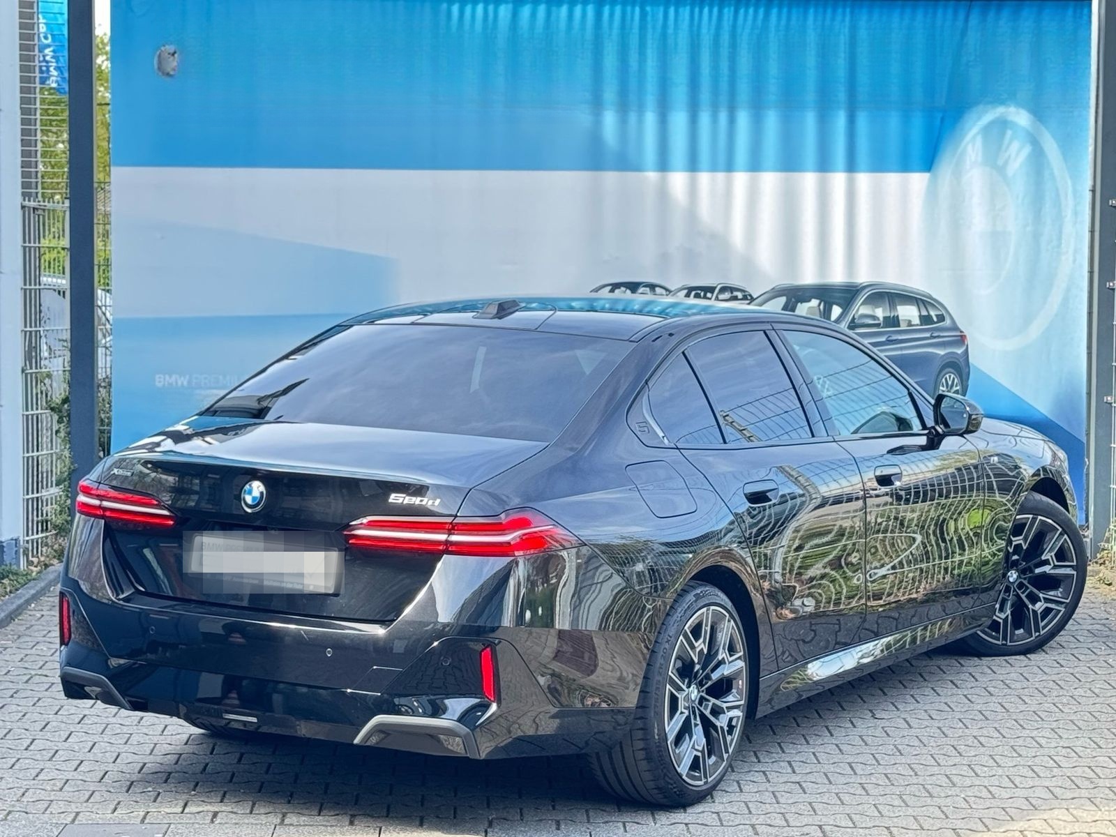 BMW 520d xDrive Limo M Sport PANO h&k DA+ PA+ St-Hzg foto 3