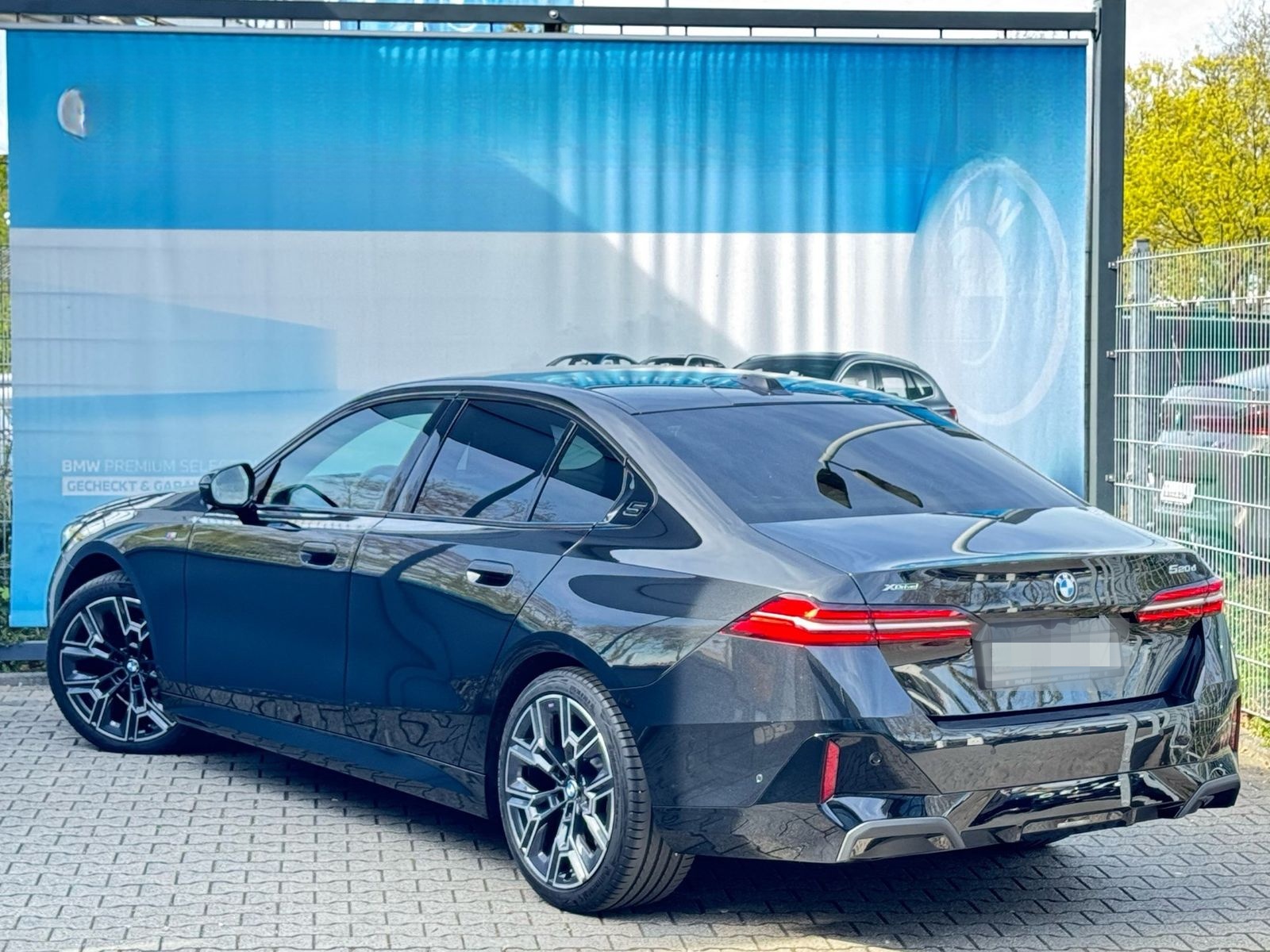 BMW 520d xDrive Limo M Sport PANO h&k DA+ PA+ St-Hzg foto 21