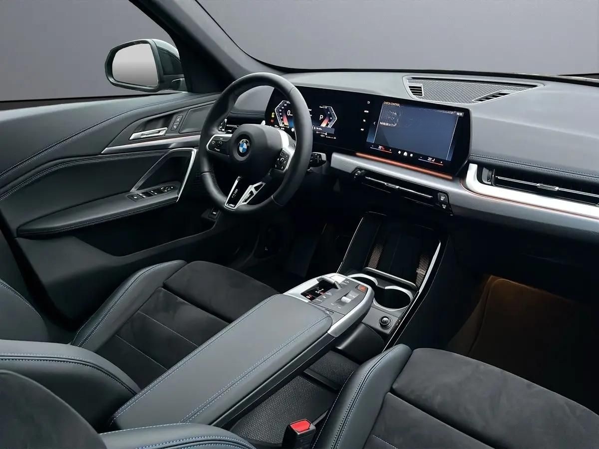 BMW X1 sDrive18i | M-SPORT | AHK | Pano foto 13