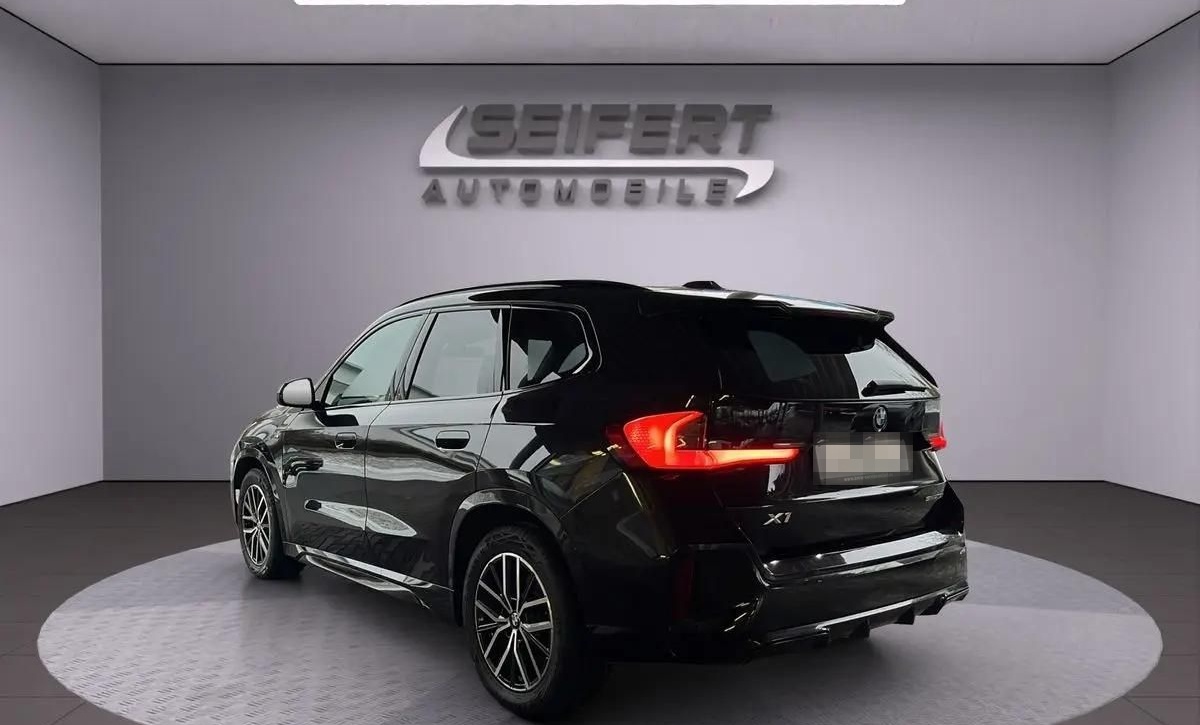 BMW X1 sDrive18i | M-SPORT | AHK | Pano foto 3
