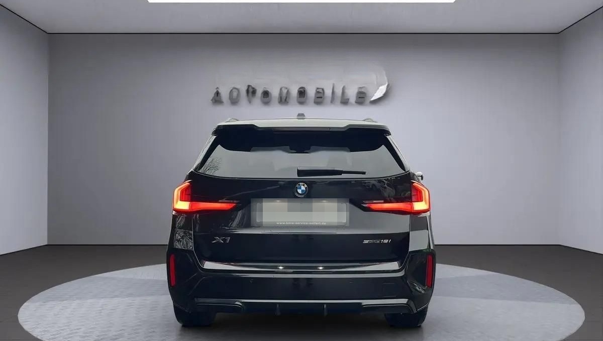 BMW X1 sDrive18i | M-SPORT | AHK | Pano foto 4