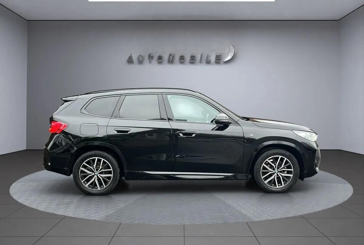 BMW X1 sDrive18i | M-SPORT | AHK | Pano foto 6