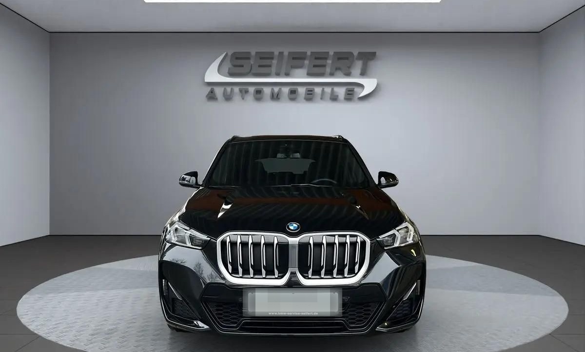 BMW X1 sDrive18i | M-SPORT | AHK | Pano foto 8