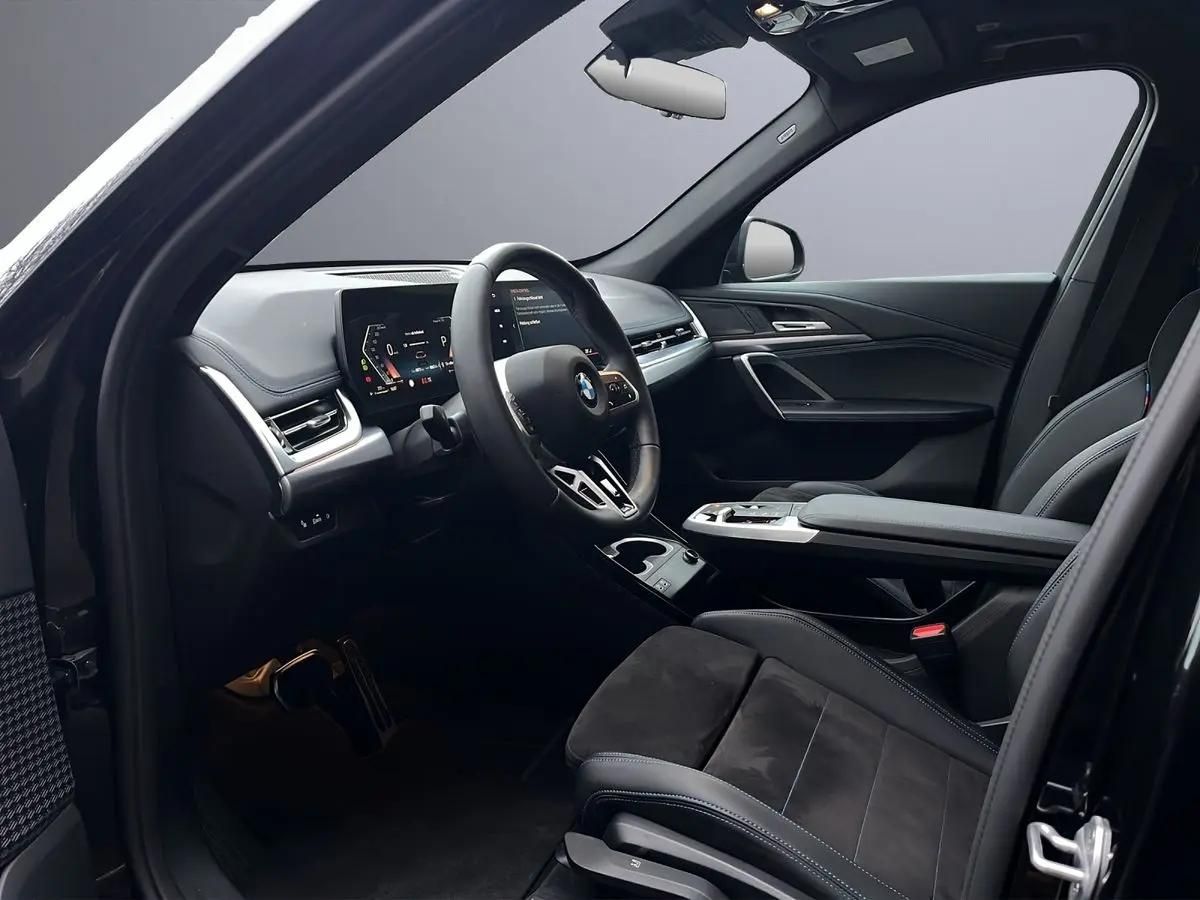 BMW X1 sDrive18i | M-SPORT | AHK | Pano foto 9