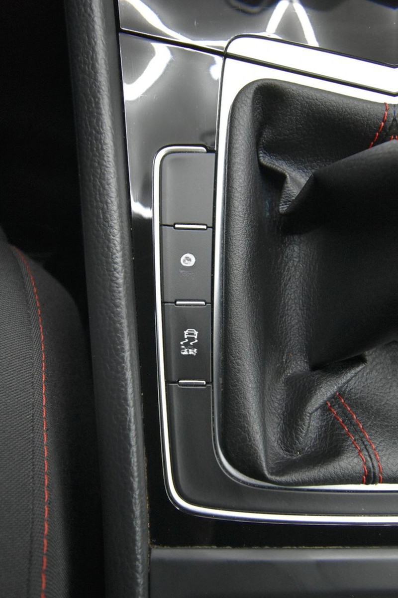 Volkswagen Golf VII Lim. GTI 275 PS LED Navi ACC DAB+ RFK foto 30