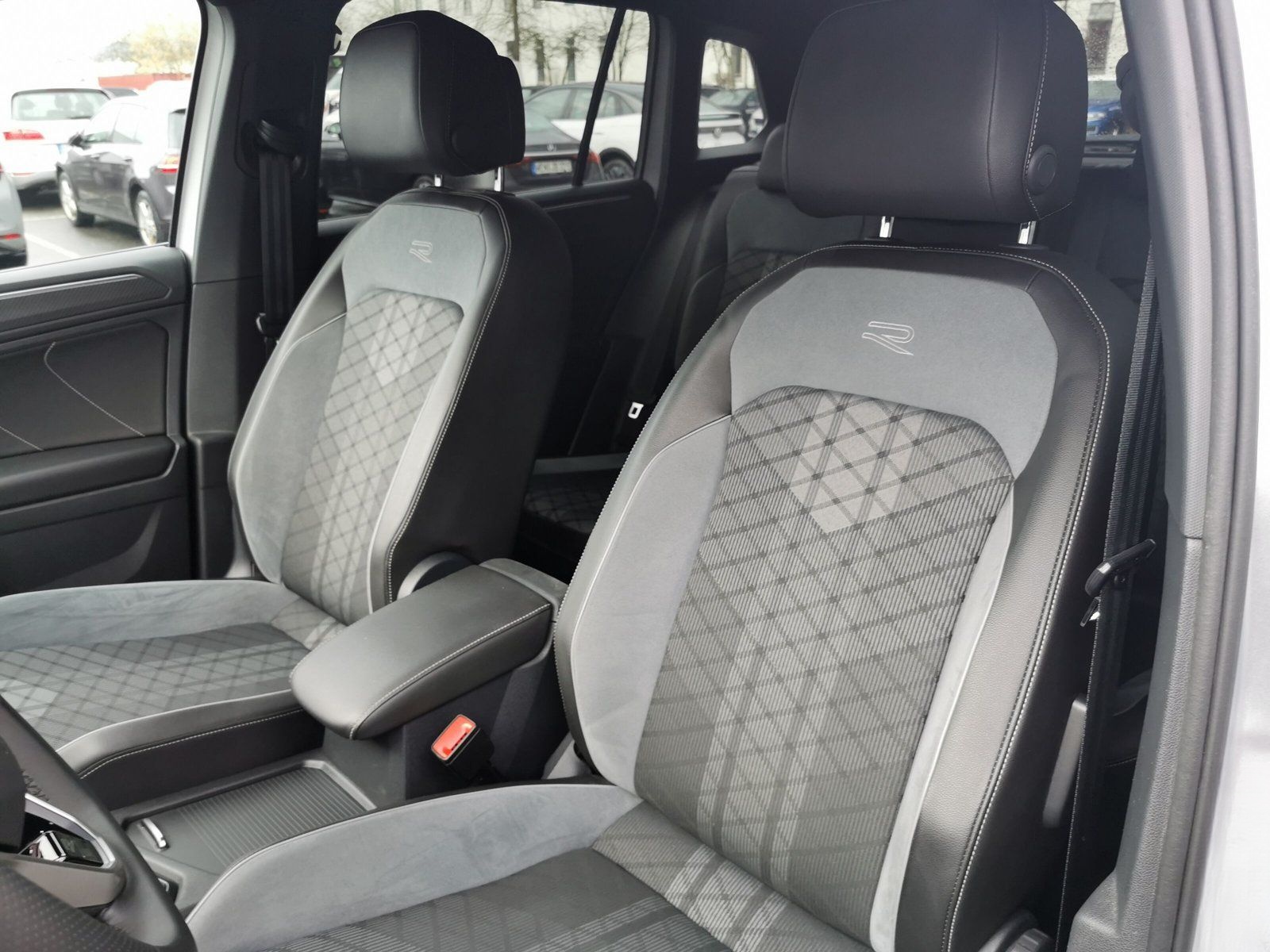 Volkswagen Tiguan R-Line 1.4 eHybr. IQ.Light RearView DCC A foto 12