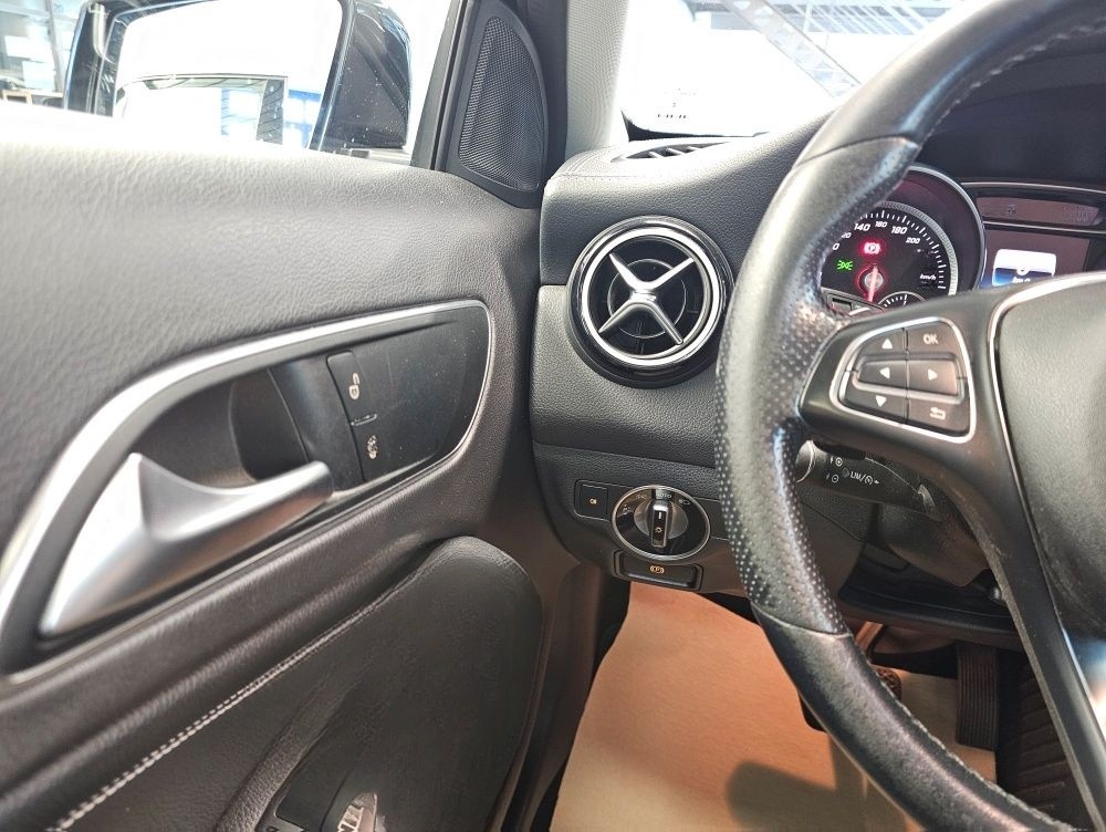 Mercedes-Benz GLA 200 AHK,19 Zoll,Navi,LED,Sitzheiung,Kamera foto 20