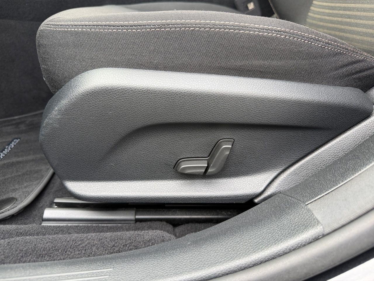 Mercedes-Benz E 220 d 4M T AVANTGARDE+ALLRAD+CARPLAY+KAMERA+ foto 5