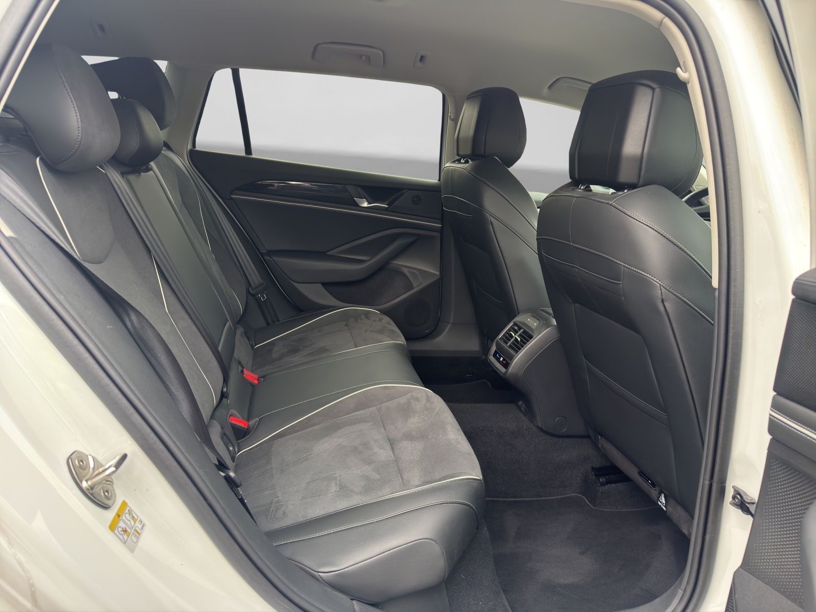Volkswagen Passat Variant 1.5 eTSI DSG BUSINESS LM17 ASSIST foto 6