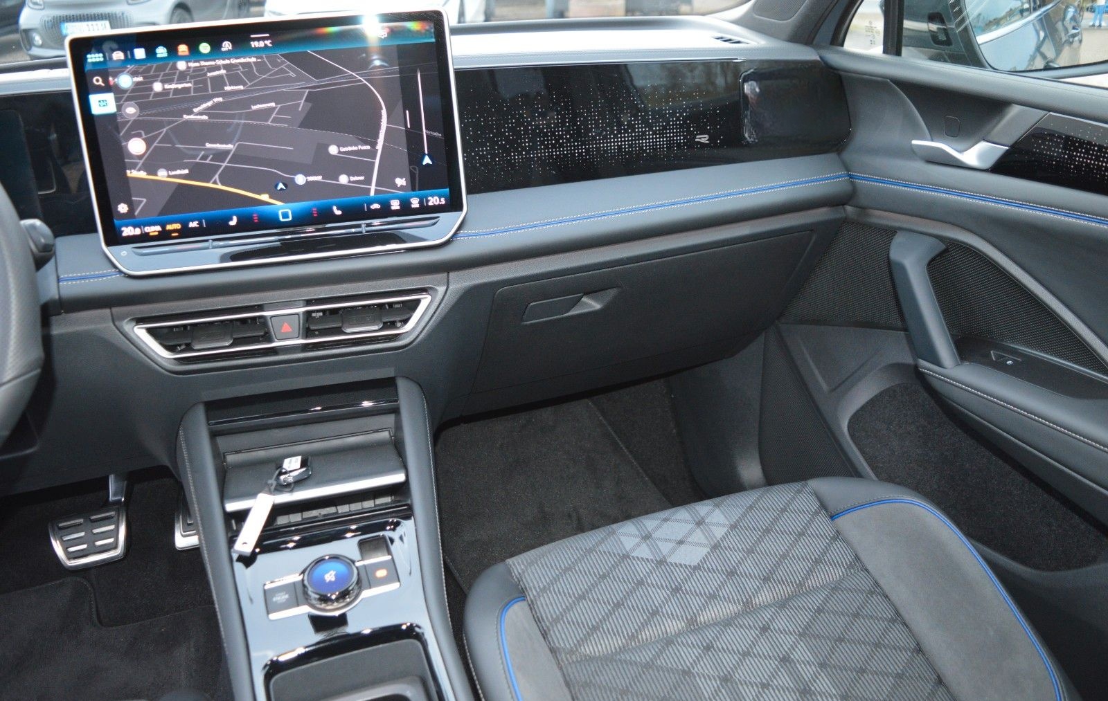 Volkswagen Tiguan 2.0 TDI 4Motion R-Line, AHK, Matrix, 20" foto 13