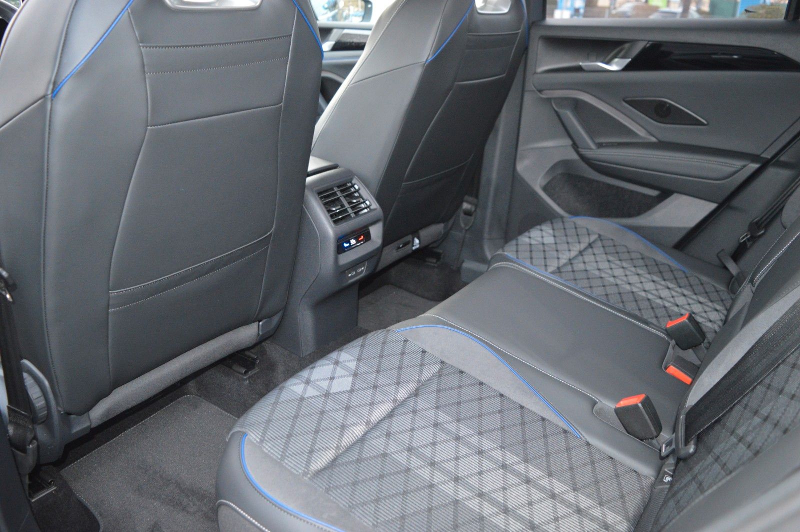 Volkswagen Tiguan 2.0 TDI 4Motion R-Line, AHK, Matrix, 20" foto 10