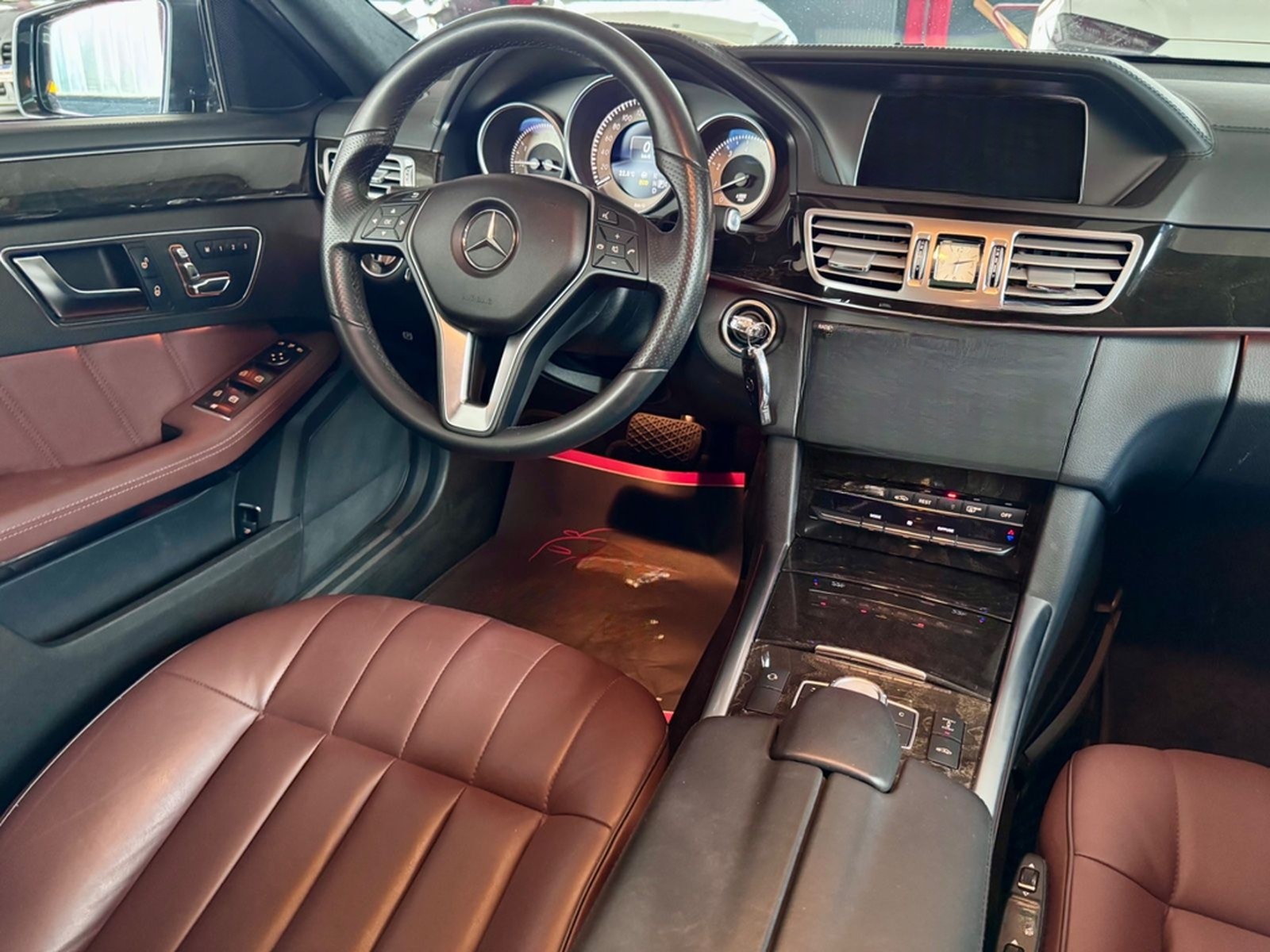 Mercedes-Benz E 500 T 4Matic Distronic Airmatic Pano 360° foto 3