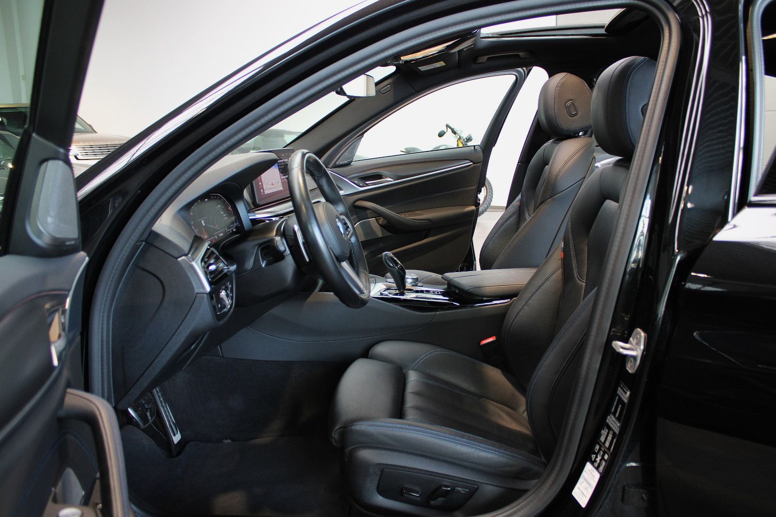 BMW 540D XDRIVE M SPORT 100% BLACK SHADOW INDIVIDUAL foto 4