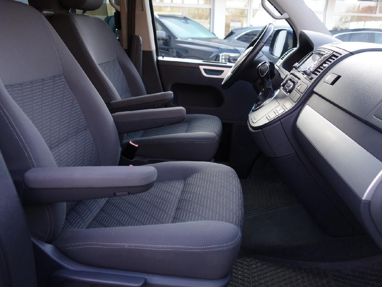 Volkswagen T5 Bus Multivan Comfortl AHK Autom NAVI el.Türen foto 13