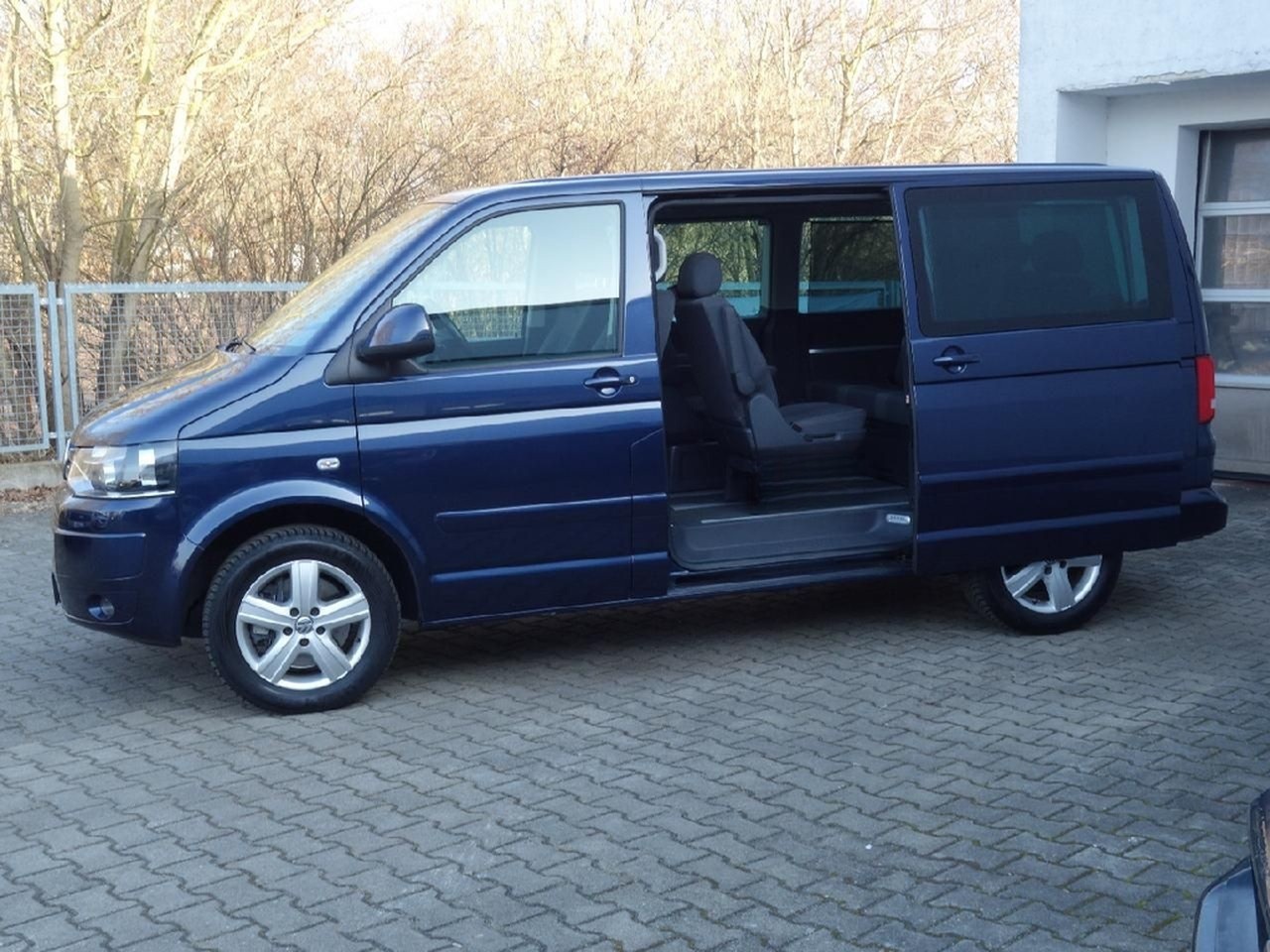Volkswagen T5 Bus Multivan Comfortl AHK Autom NAVI el.Türen foto 5