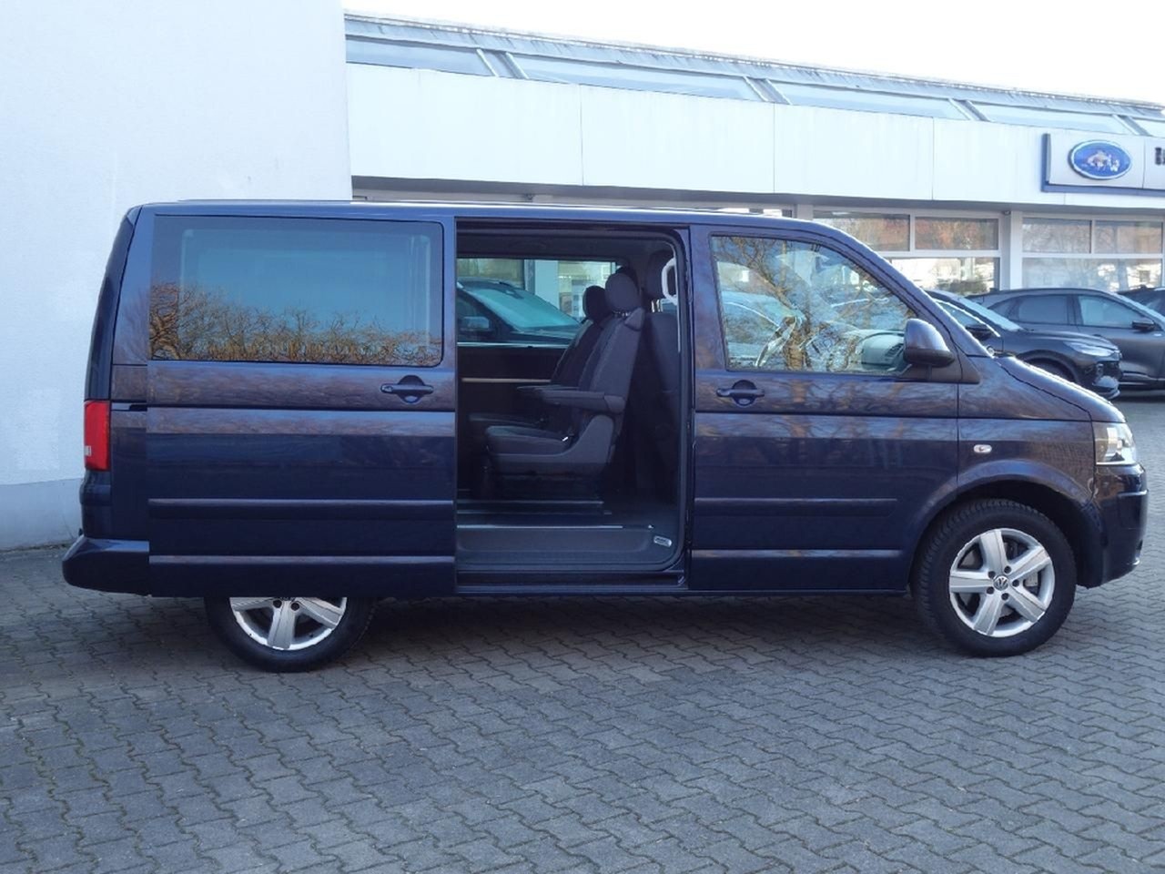 Volkswagen T5 Bus Multivan Comfortl AHK Autom NAVI el.Türen foto 9
