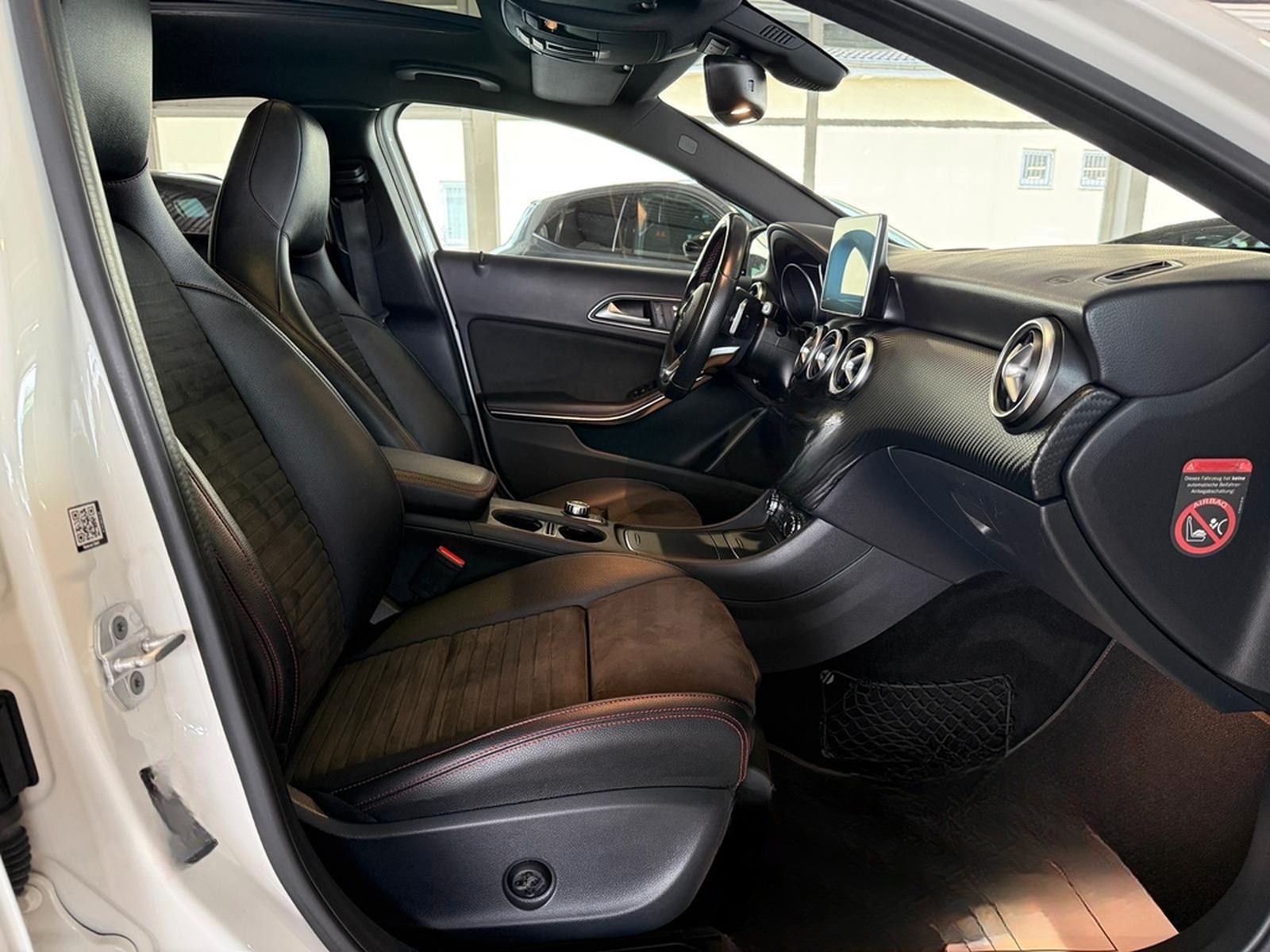 Mercedes-Benz A220 4Matic AMG LINE LED PANO H&K A45 OPTIK foto 14