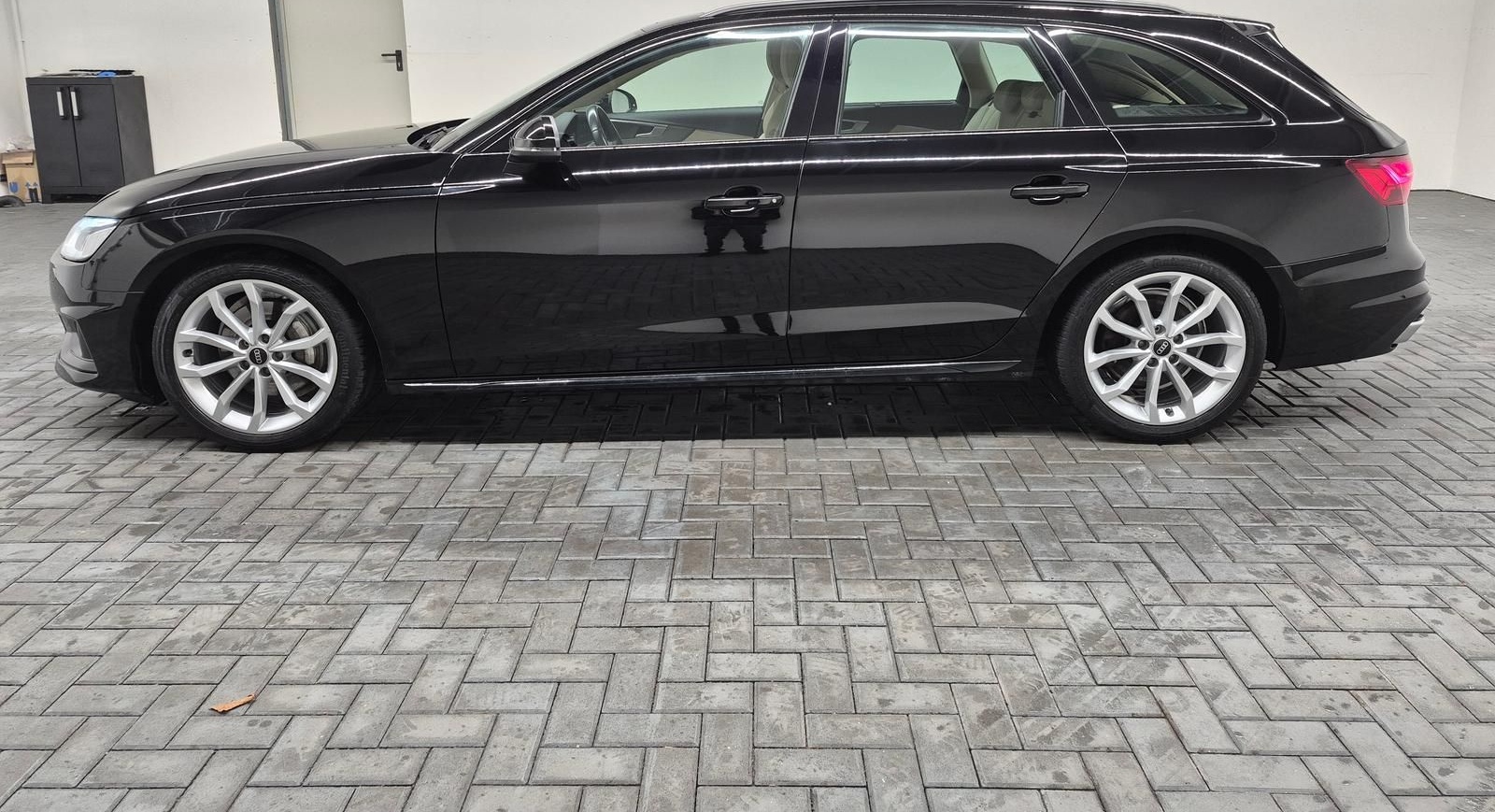 Audi A4 quattro LED/Navi/Pano/AHK/Stdhzg/SHZ/Kam/18LM foto 2