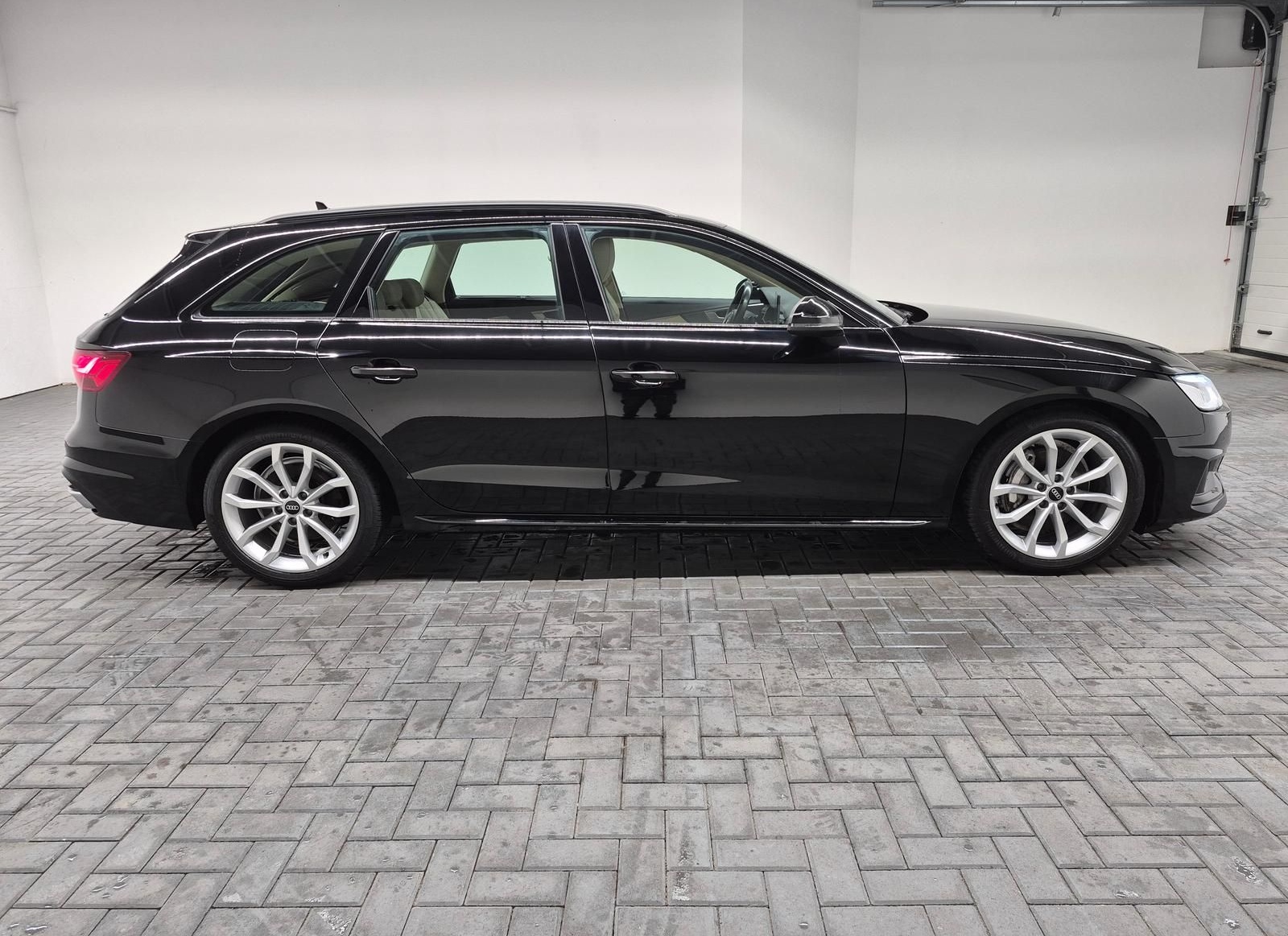 Audi A4 quattro LED/Navi/Pano/AHK/Stdhzg/SHZ/Kam/18LM foto 5
