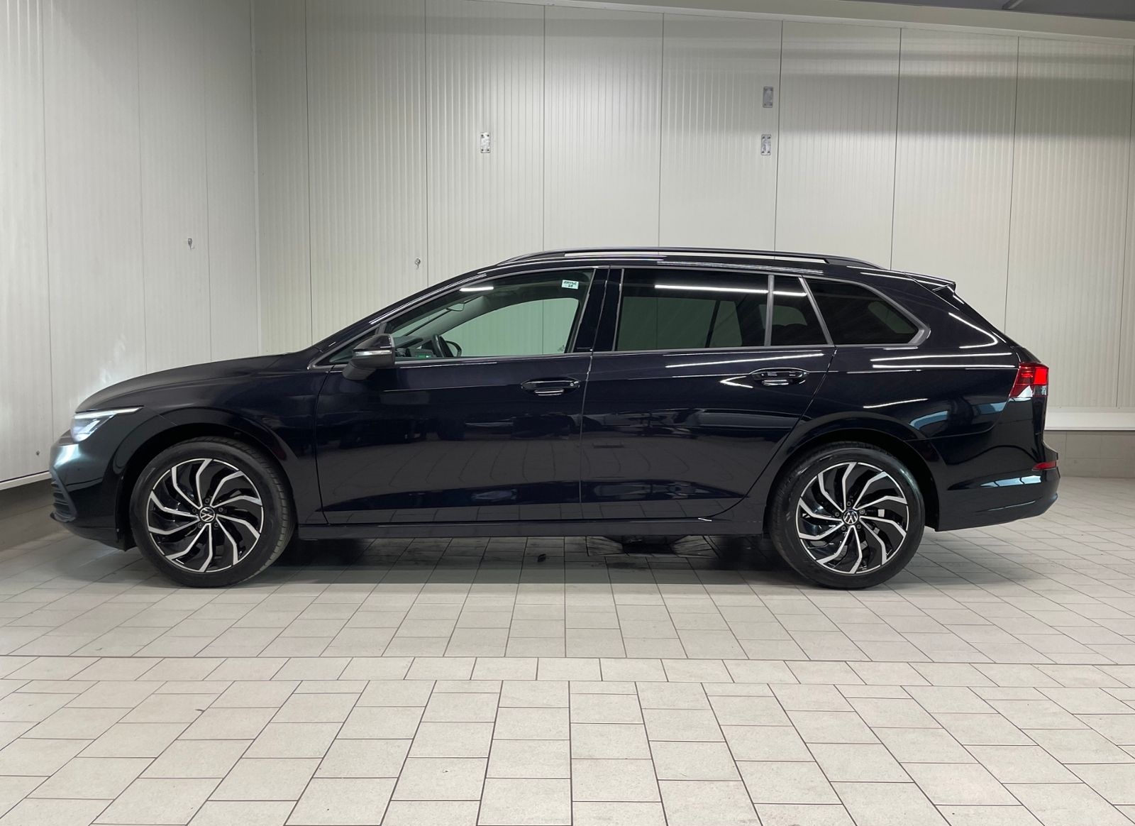 Volkswagen Golf VIII Variant Life 1.0 eTSI DSG RFK NAVI TRA foto 3