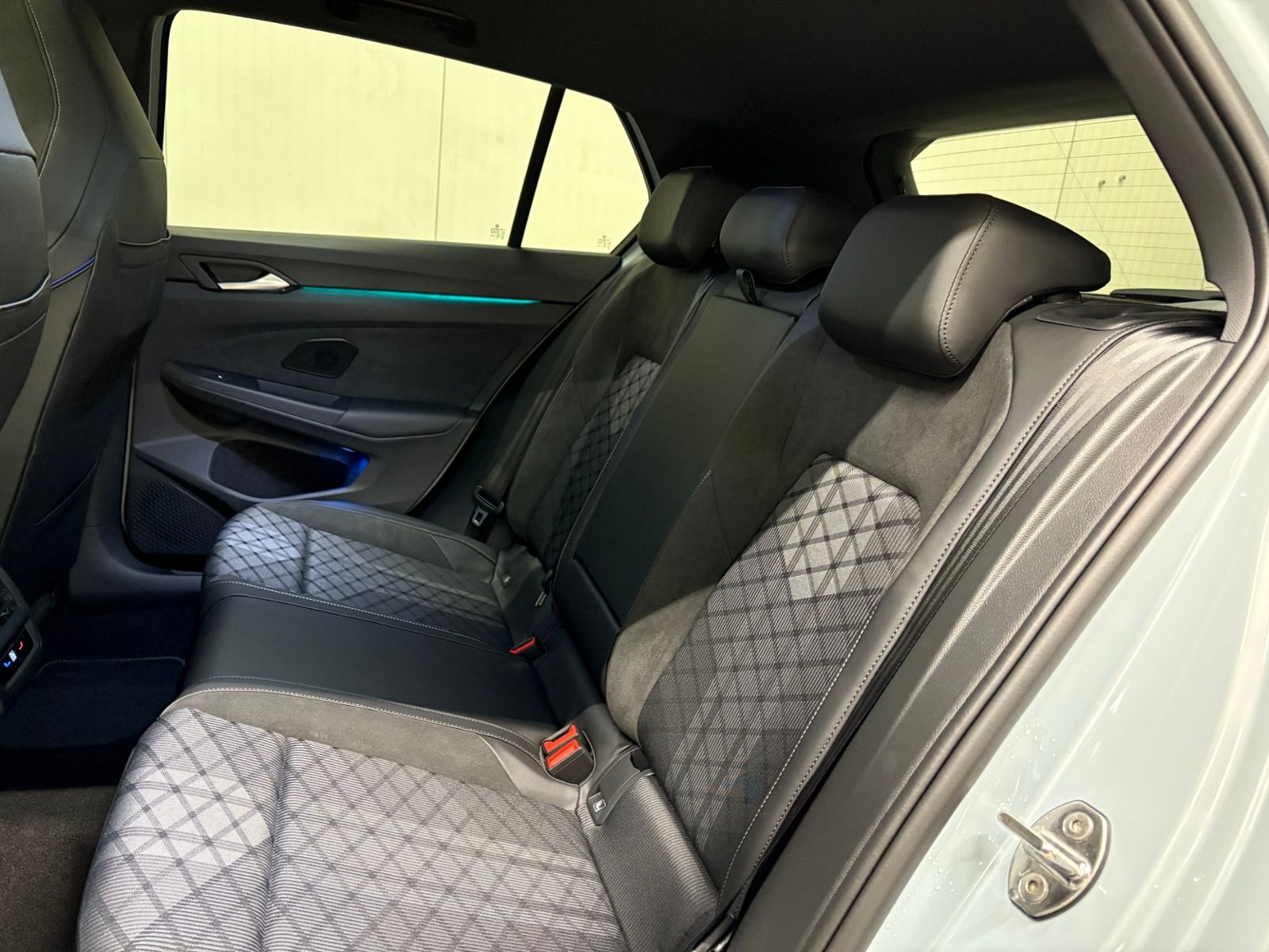 Volkswagen Golf VIII R-Line 2.0 TDI DSG IQ.LIGHT PANO NAVI foto 16