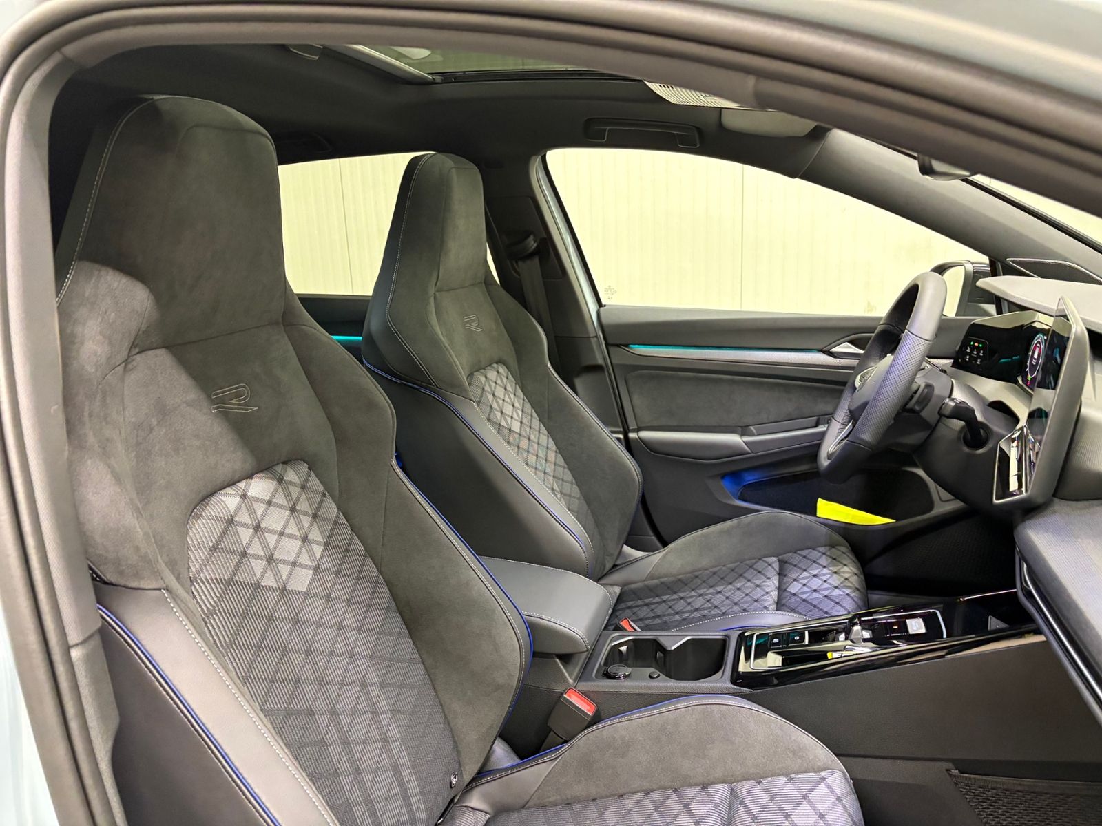 Volkswagen Golf VIII R-Line 2.0 TDI DSG IQ.LIGHT PANO NAVI foto 20