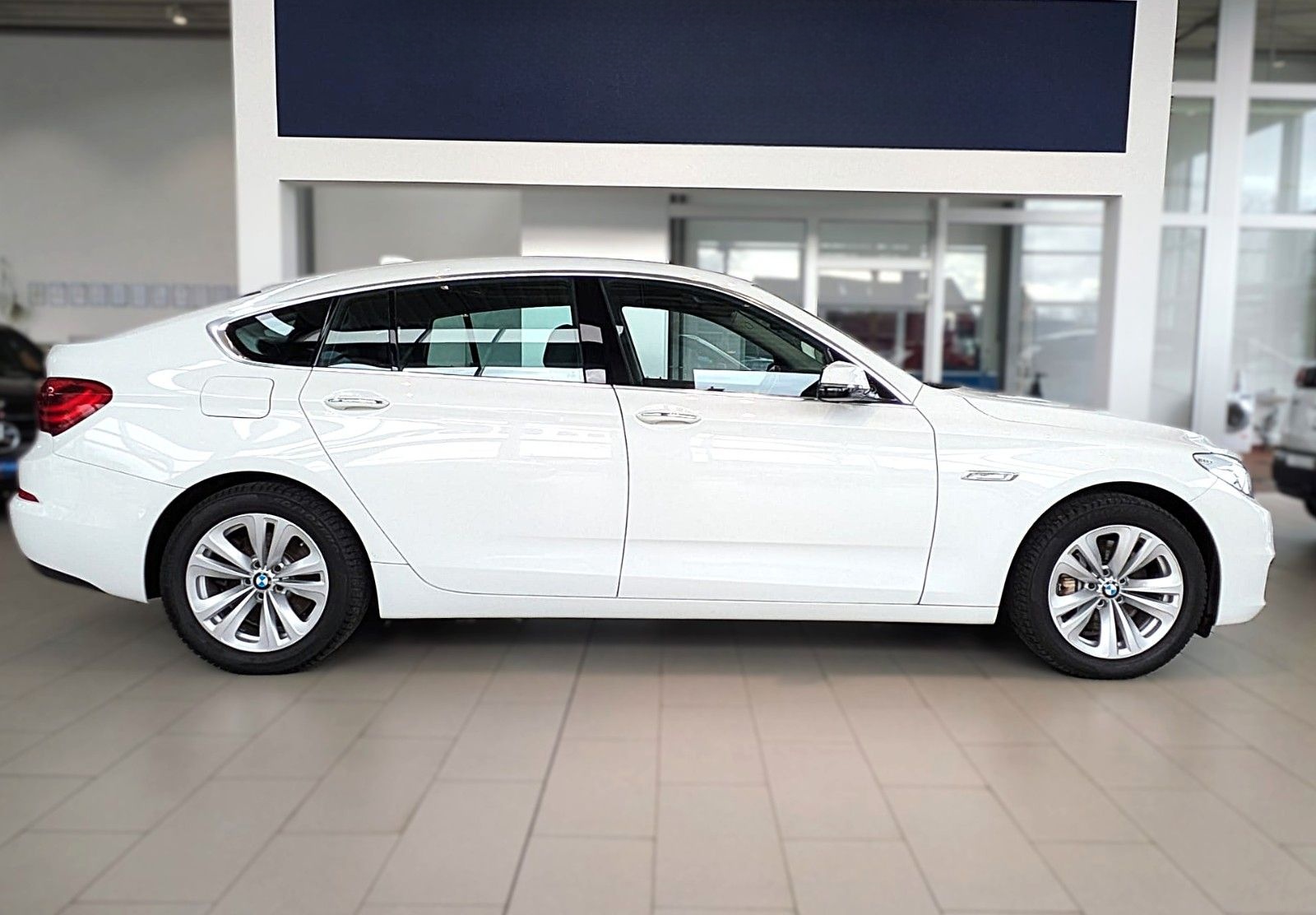 BMW 530d GT xDRIVE LEDER PANO NAVI HiFi HUD STANDH. foto 10