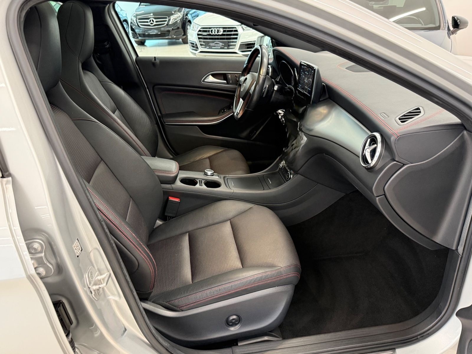 Mercedes-Benz GLA 250 4Matic AMG Line PANORAMA DISTRONIC LED foto 12
