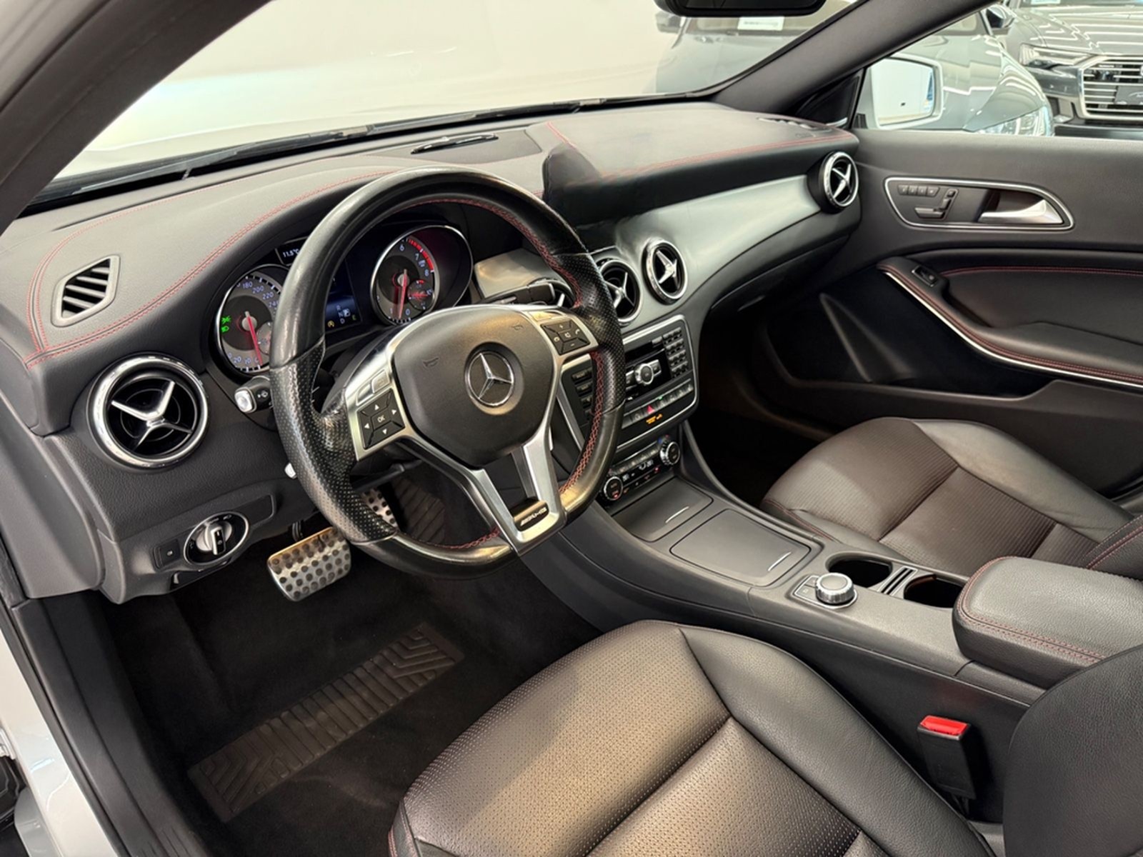 Mercedes-Benz GLA 250 4Matic AMG Line PANORAMA DISTRONIC LED foto 17