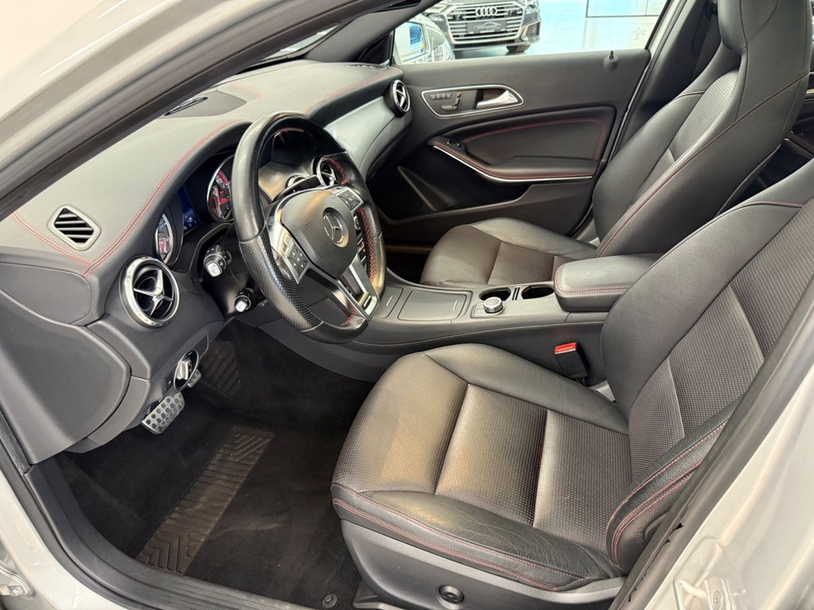 Mercedes-Benz GLA 250 4Matic AMG Line PANORAMA DISTRONIC LED foto 18