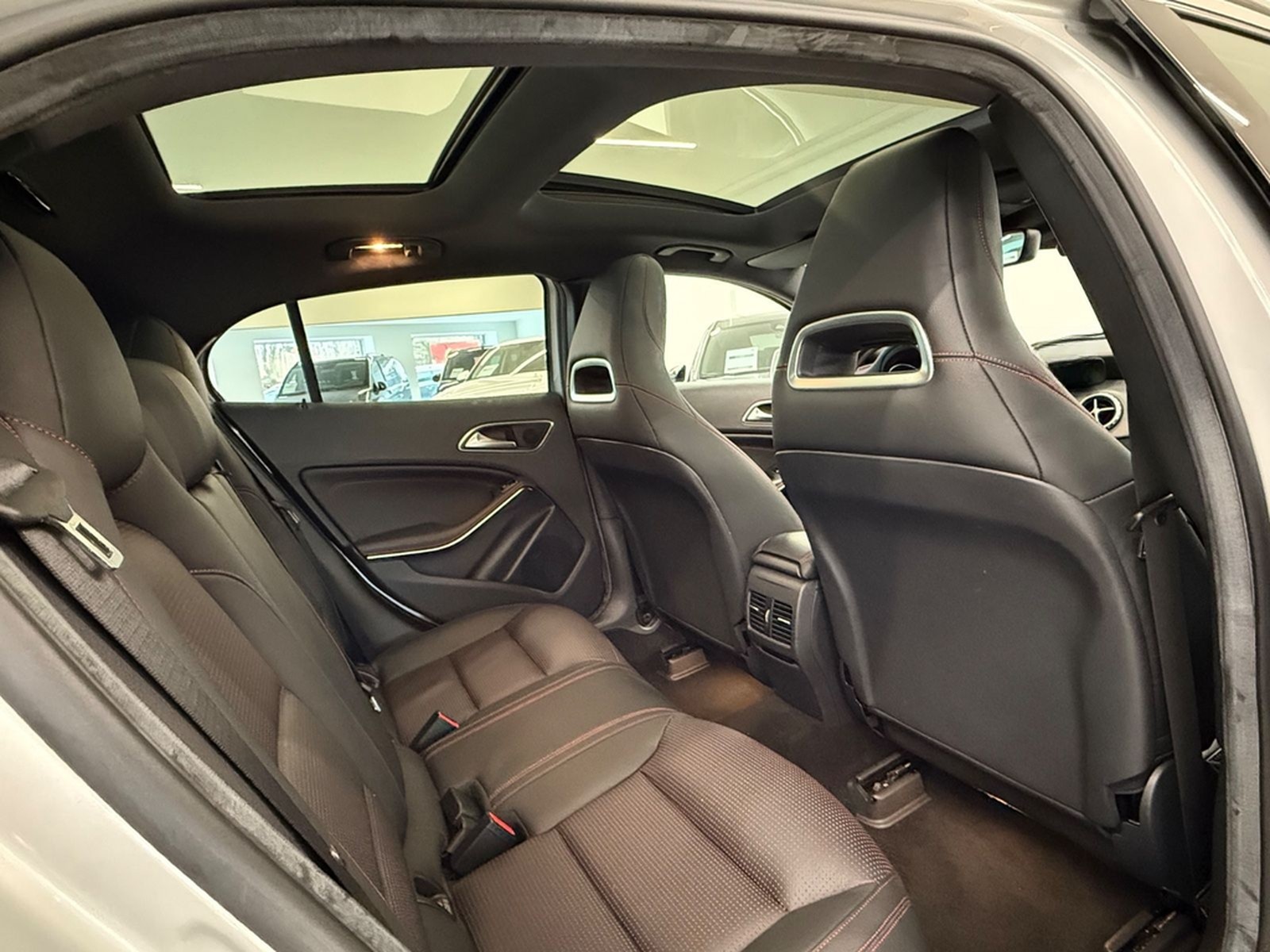 Mercedes-Benz GLA 250 4Matic AMG Line PANORAMA DISTRONIC LED foto 28