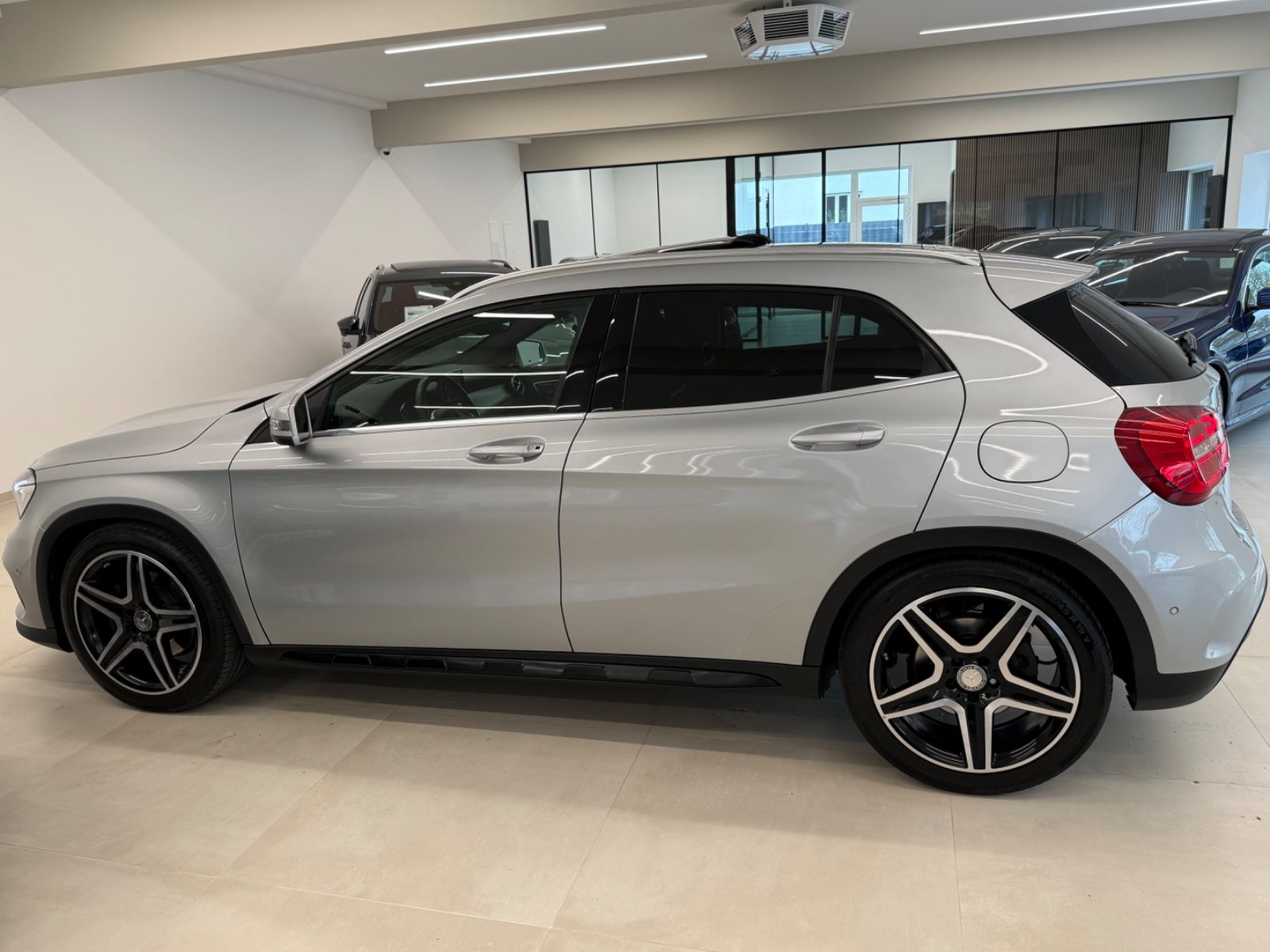 Mercedes-Benz GLA 250 4Matic AMG Line PANORAMA DISTRONIC LED foto 5