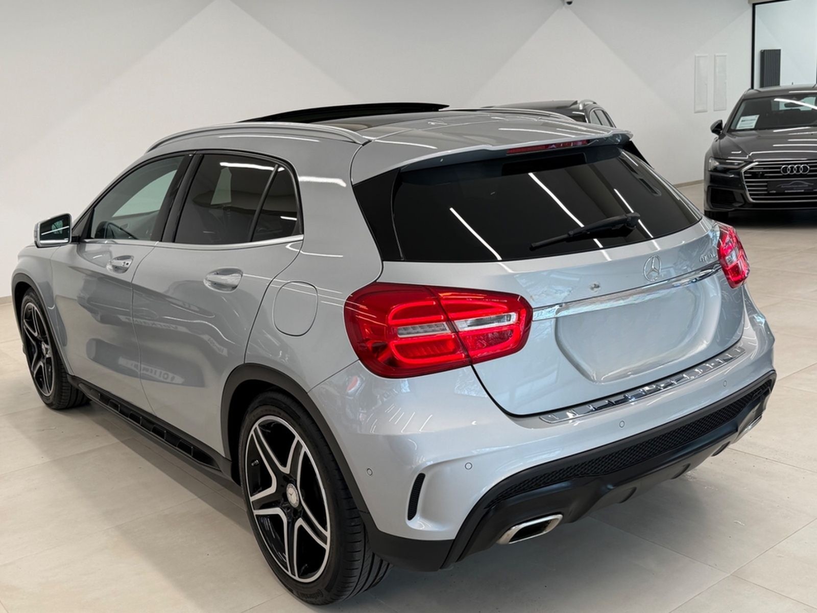 Mercedes-Benz GLA 250 4Matic AMG Line PANORAMA DISTRONIC LED foto 6