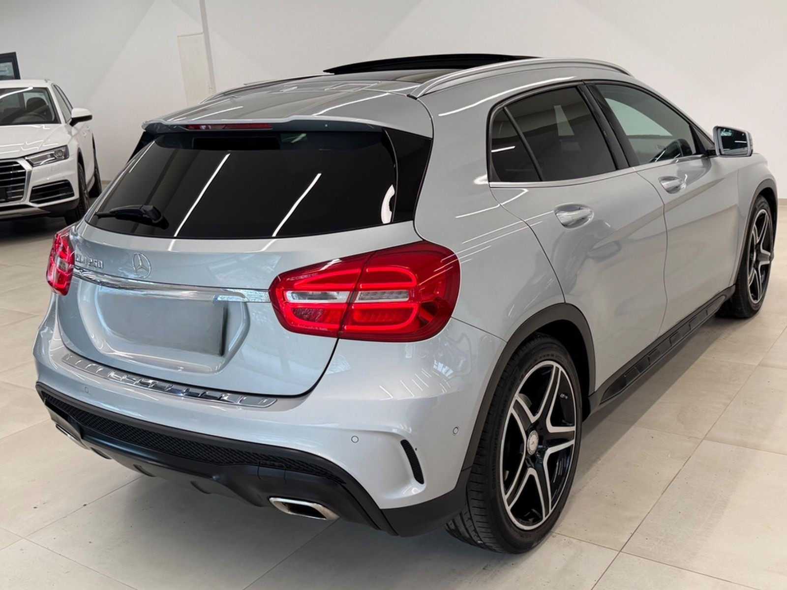 Mercedes-Benz GLA 250 4Matic AMG Line PANORAMA DISTRONIC LED foto 7