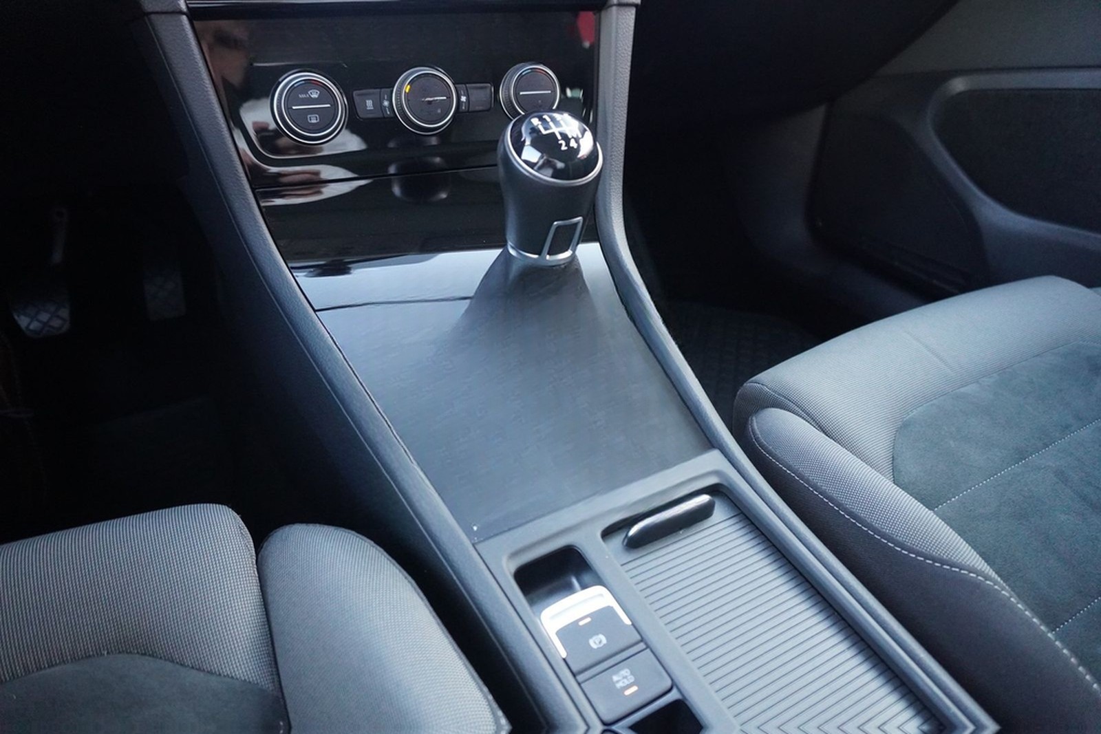 Volkswagen Golf VII Variant 1.5TSI Highline LED Pano Standh foto 16